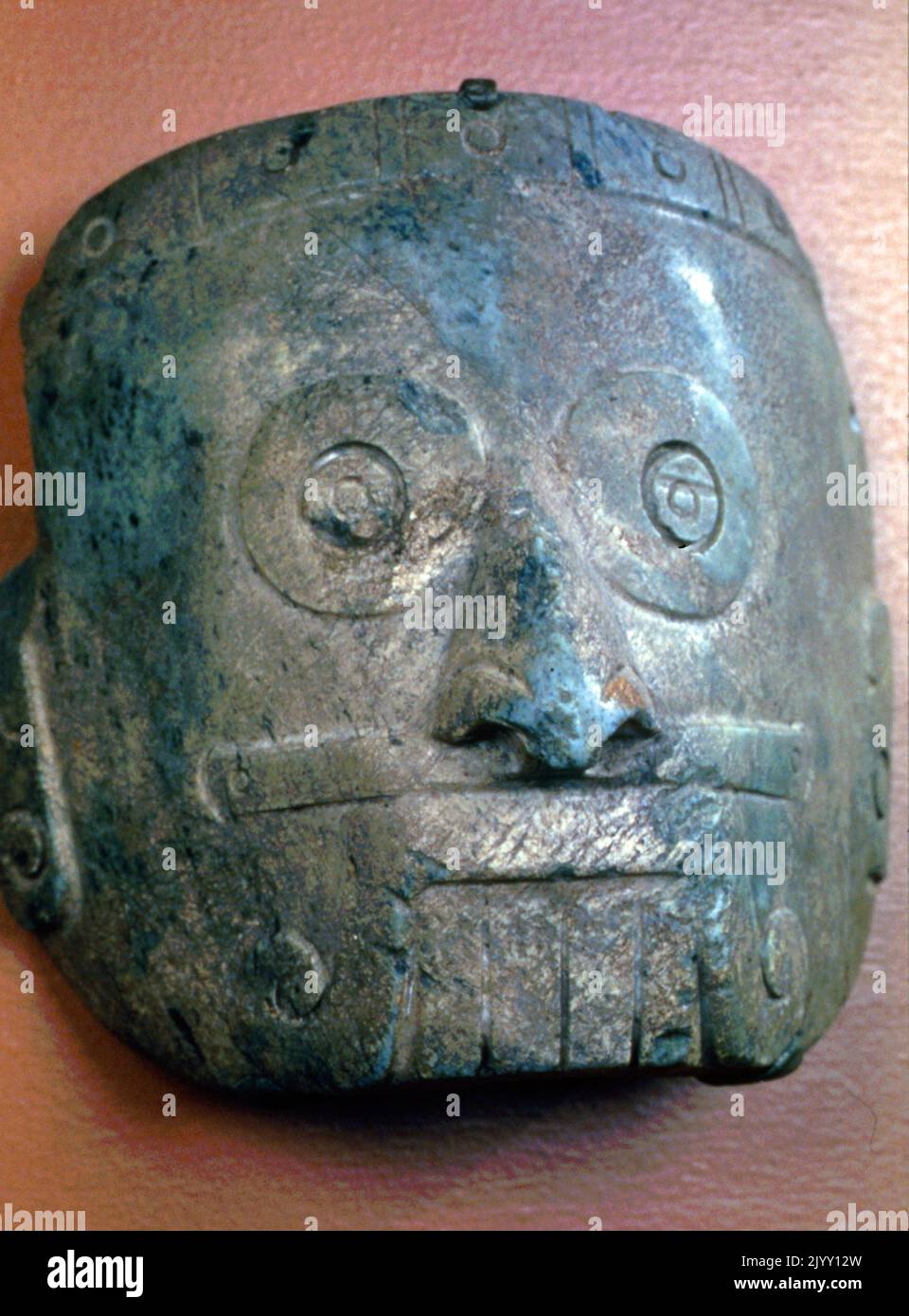 Mixtec Maske des Regengottes Tlaloc; 13.-14. Jahrhundert Mexiko, Mesoamerika. Hergestellt aus Serpentine. Diese Darstellung des regengottes Tlaloc hat charakteristische beringte Augen, markante Zähne und einen Oberlippenbart. Stockfoto