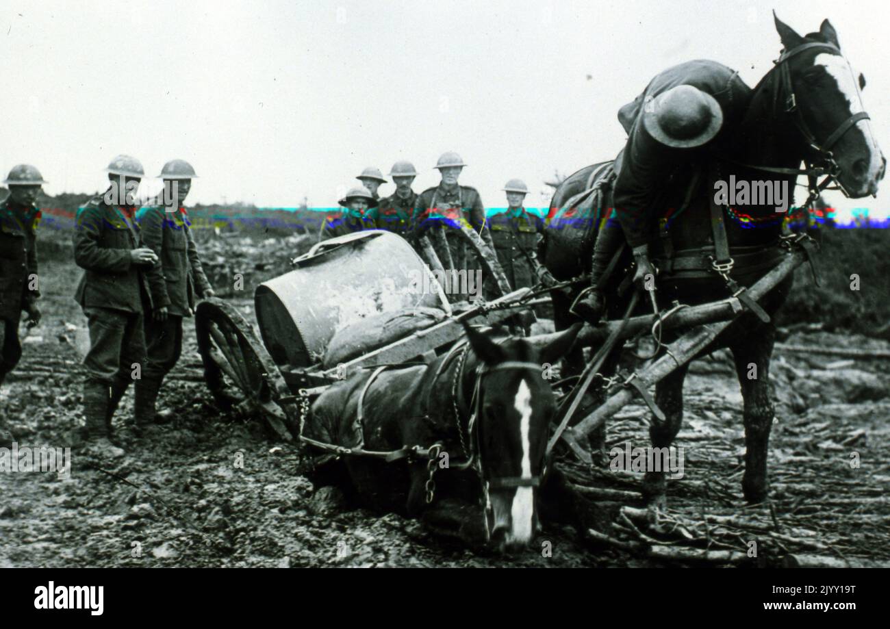 Britische Streitkräfte kämpfen in der Schlacht von Ypern 1917 durch den Schlamm. Der erste Weltkrieg Stockfoto