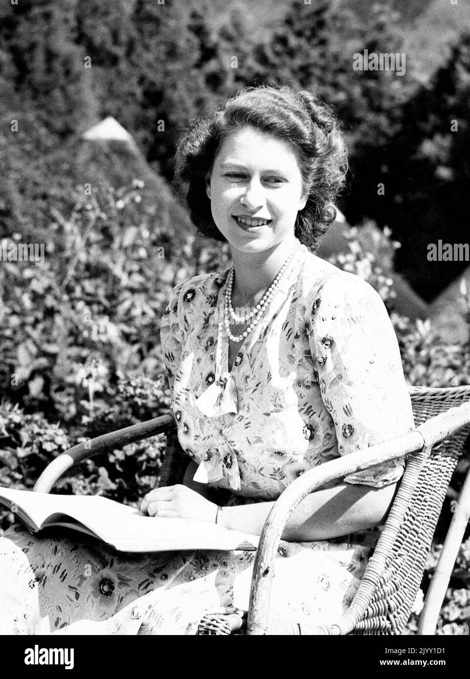 Aktenfoto vom 19/4/1947 von Prinzessin Elizabeth - später Königin Elizabeth II -, das informell während des königlichen Besuchs im Natal-Nationalpark in einem Bild posiert, das anlässlich ihres 21.. Geburtstages ausgestellt wurde. Die Königin versprach im Alter von 21 Jahren, ihr ganzes Leben lang als Monarch zu dienen. Ausgabedatum: Donnerstag, 8. September 2022. Stockfoto