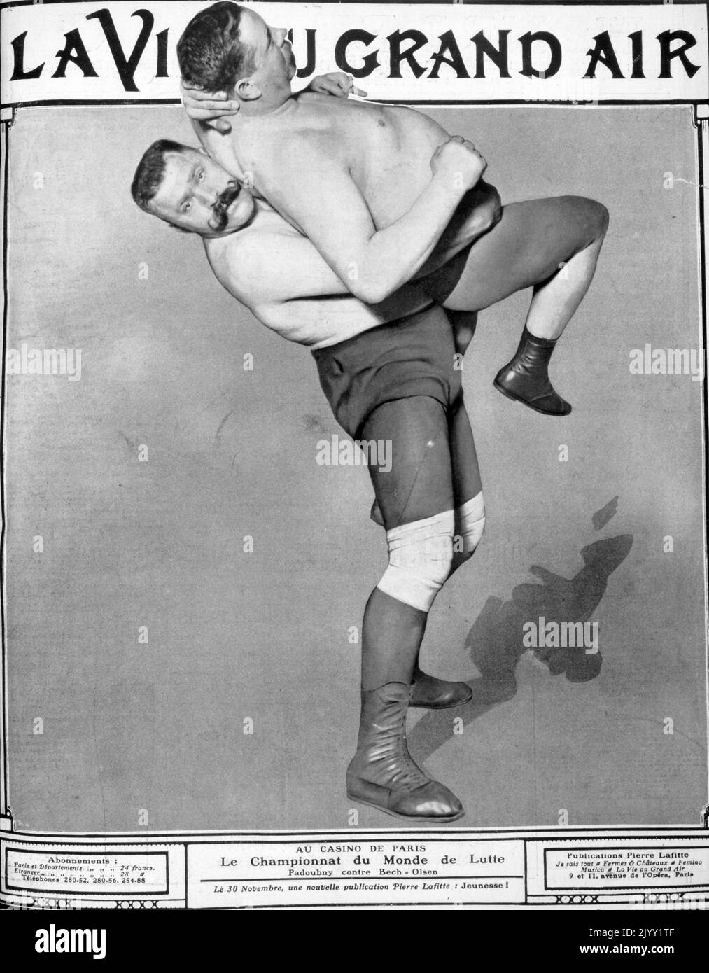 Padoubny (links) hebt Bech-Olsen während der Wrestling-Weltmeisterschaft in Paris, 1905. Magnus Emanuel Bech-Olsen (1866 - 1932), dänischer Zirkusdirektor und Wrestler. Ivan Maximovich Poddubny (1871 - 1949), Ringer aus dem Russischen Reich und später der Sowjetunion. 1905 wurde er Weltmeister im Ringen in Paris Stockfoto