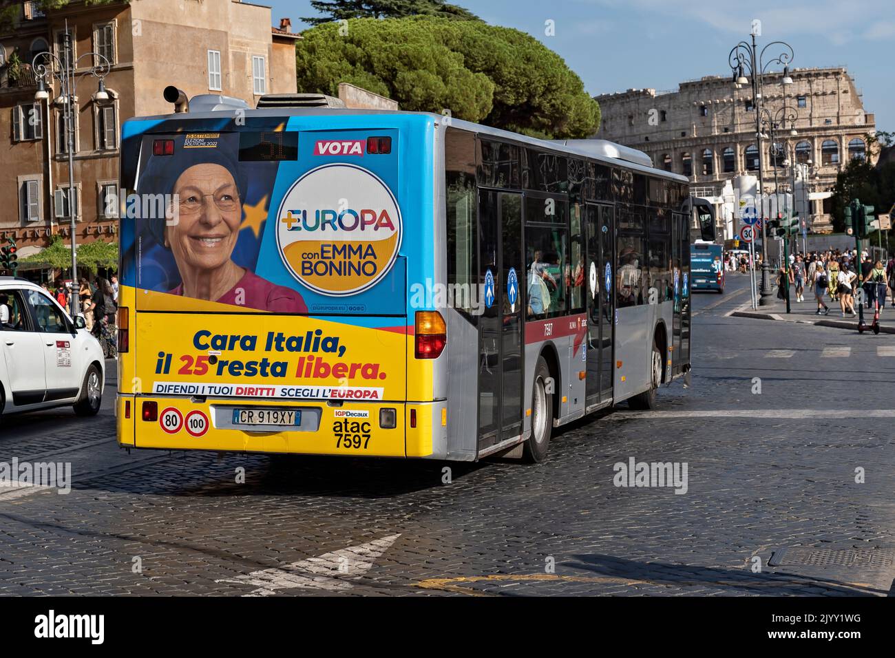Parlamentswahlen in Italien am 25. September 2022. Emma Bonino, Leiterin der Piu Europa Party, Plakat auf einem Bus mit öffentlichen Verkehrsmitteln. Rom, Italien Stockfoto