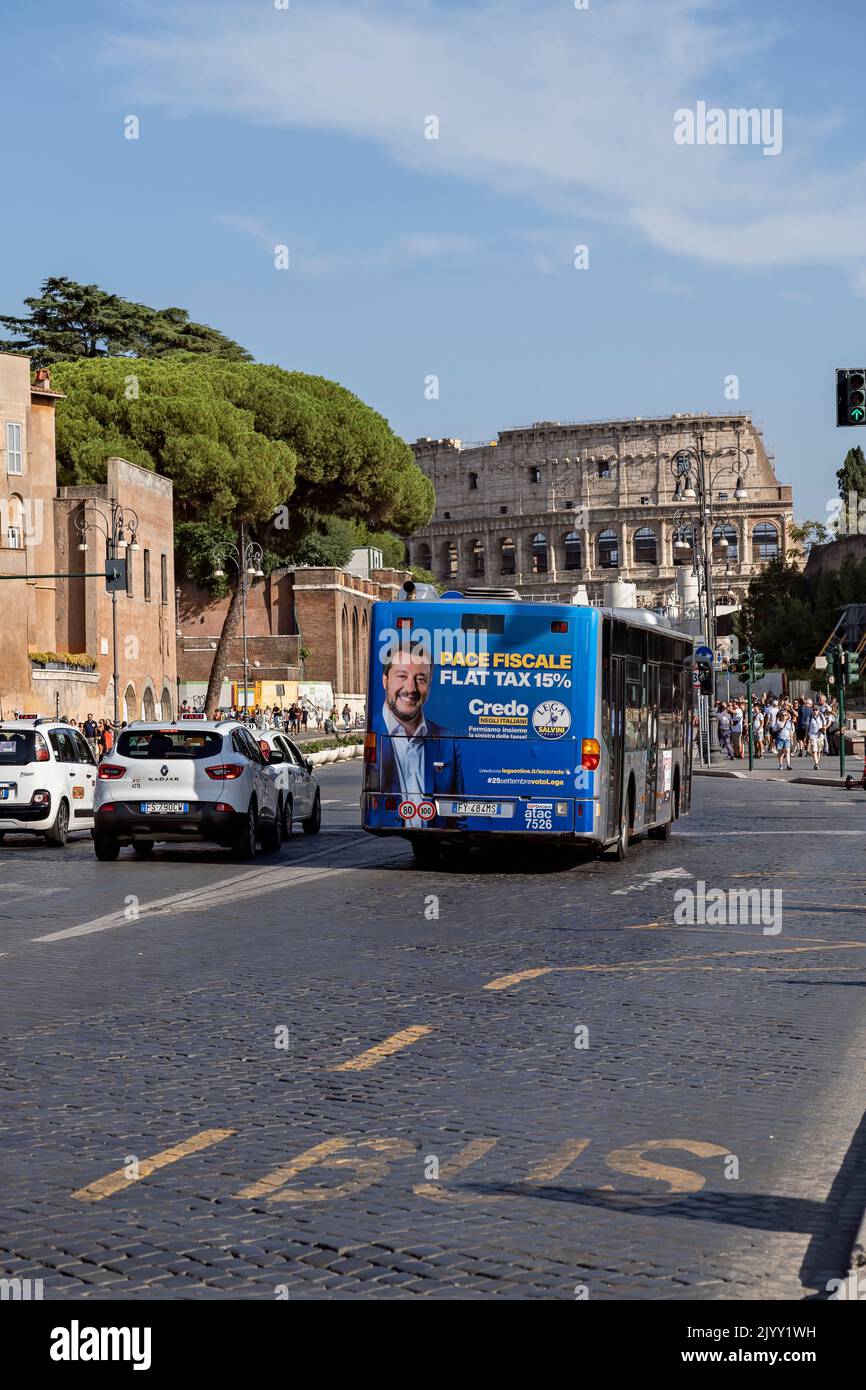 Parlamentswahlen in Italien am 25. September 2022. Matteo Salvini Anführer der Lega (Liga) Partei, Plakat auf einem Bus mit öffentlichen Verkehrsmitteln. Rom, Italien Stockfoto