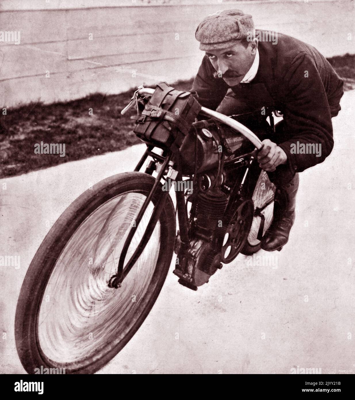 Henri Cissac und seine Peugeot-Motorcyclette (1905). Henri Cissac, (1877 - 1908); französischer Motorrad-Speed-Fahrer, der nach seiner gesamten Karriere beim französischen Automobilhersteller Peugeot zum Rennfahrer wurde. Im Mai 1905 gewann er eine französische Meisterschaft, insbesondere die Spezialkategorie Tour de France Stockfoto