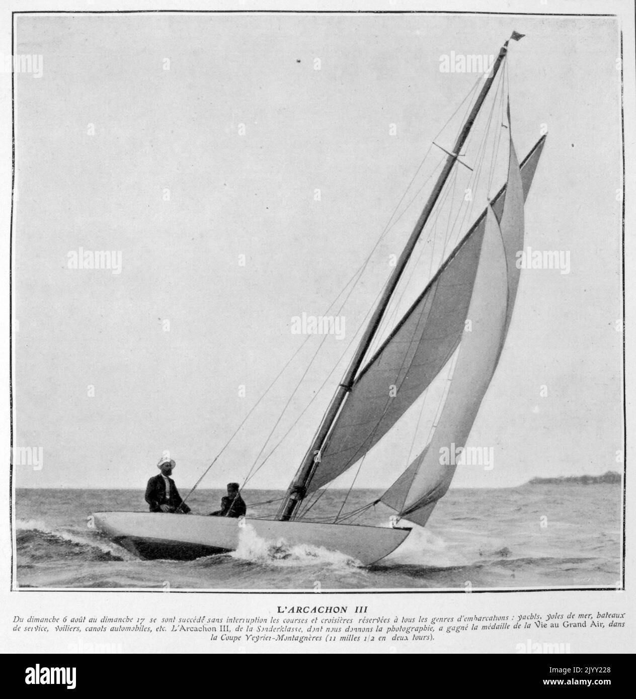 Französische Vintage-Fotografie von l'arachon III, einer Yacht, die in einer Regatta vor der französischen Küste segelt Stockfoto