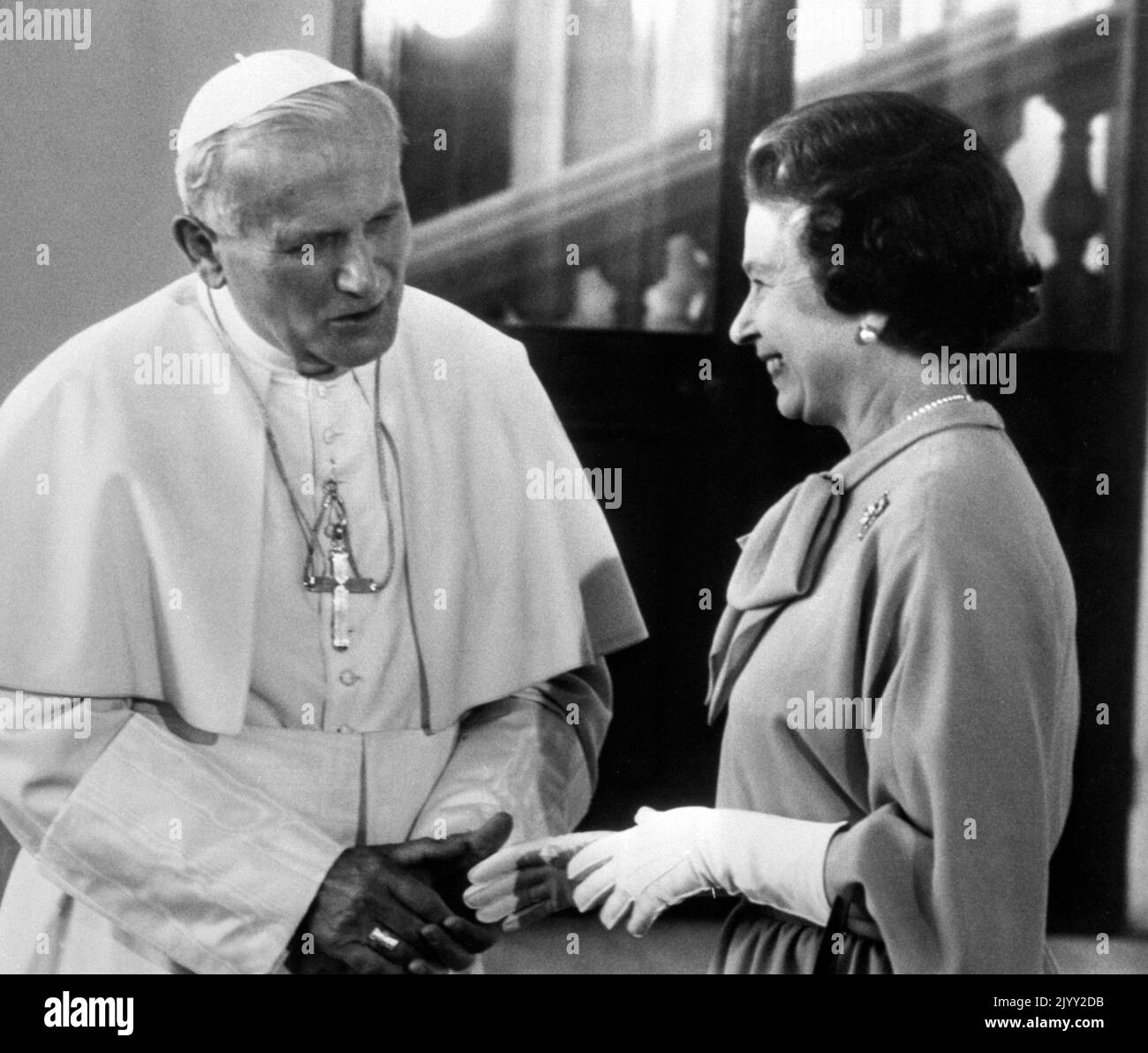 Aktenfoto vom 28/5/1982 vom Treffen von Papst Johannes Paul II. Und Königin Elizabeth II. Im Buckingham Palace, London. Ausgabedatum: Donnerstag, 8. September 2022. Stockfoto