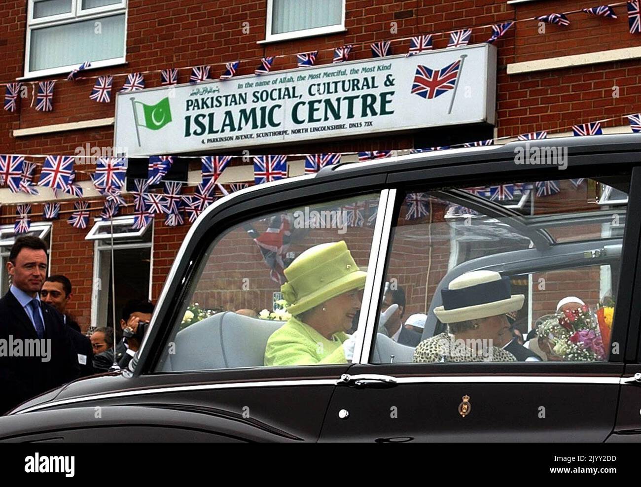 Aktenfoto vom 31/7/2002 von Königin Elizabeth II., die den Massen winkte, nachdem sie während ihres Besuchs in einer Moschee in Scunthorpe, im Norden von Lincolnshire, Geschenke erhalten hatte. Ausgabedatum: Donnerstag, 8. September 2022. Stockfoto