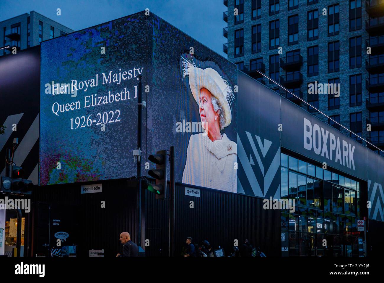 Wembley Park, Großbritannien. 8.. September 2022.Boxpark Wembley Park respektiert Ihre Majestät Königin Elizabeth II., die heute im Alter von 96 Jahren im Balmoral Castle verstorben ist. Amanda Rose/Alamy Live News Stockfoto