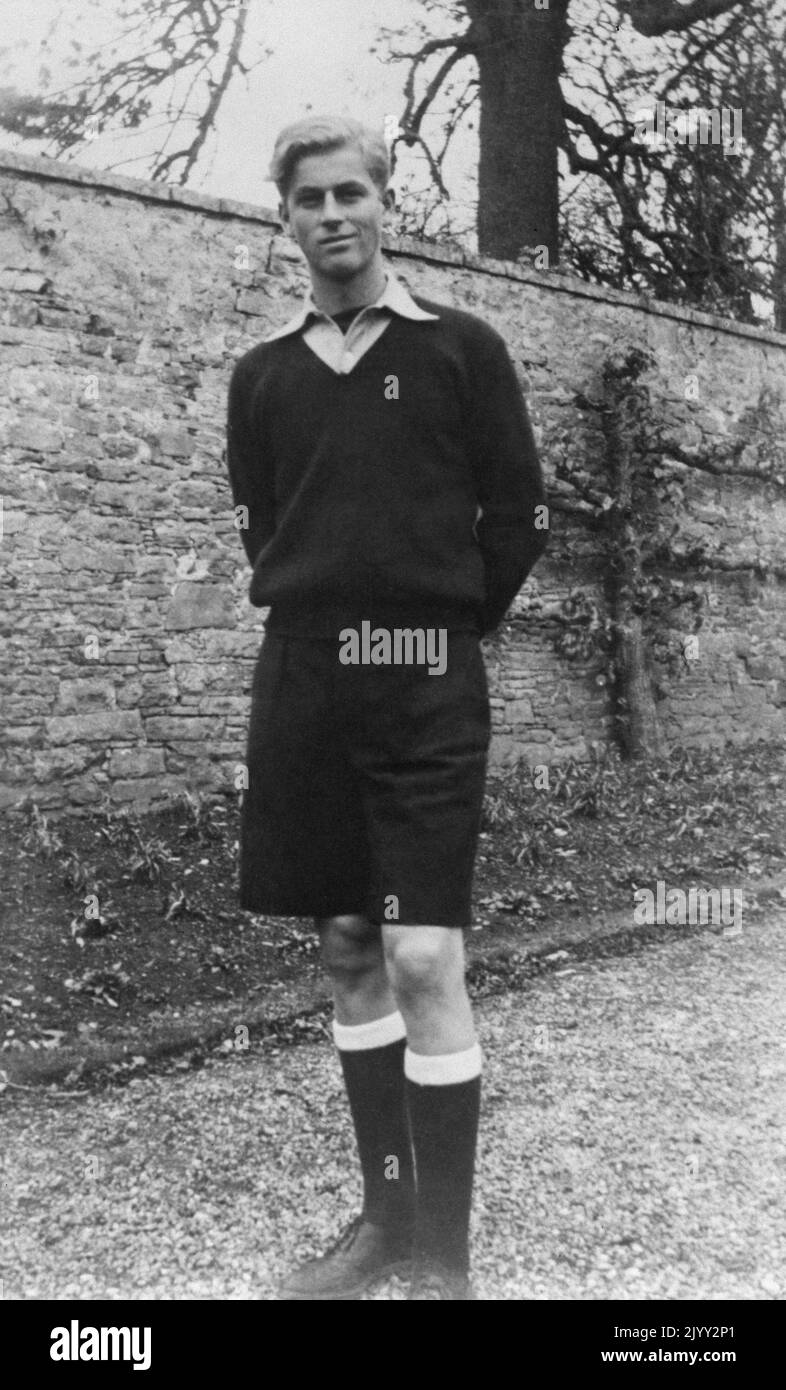 Ein seltenes Bild von Prinz Philip von Griechenland an der öffentlichen Schule von Gordonstoun, Elgin, Schottland. Die Romanze von Prinz Philip von Griechenland und Prinzessin Elizabeth entstand aus einer Sommerbegegnung am Royal Naval College in Dartmouth im Jahr 1939. Philip, der erst 18 Jahre alt war, wurde der 13-jährigen Elizabeth im Haus des Kapitäns der Hochschule, später Admiral Sir Frederick Dalrymple-Hamilton, vorgestellt. Ausgabedatum: Donnerstag, 8. September 2022. Stockfoto Ein seltenes Bild von Prinz Philip von Griechenland an der öffentlichen Schule von Gordonstoun, Elgin, Schottland. Die Romanze von Prinz Philip von Griechenland und Prinzessin Elizabeth entstand aus einer Sommerbegegnung am Royal Naval College in Dartmouth im Jahr 1939. Philip, der erst 18 Jahre alt war, wurde der 13-jährigen Elizabeth im Haus des Kapitäns der Hochschule, später Admiral Sir Frederick Dalrymple-Hamilton, vorgestellt. Ausgabedatum: Donnerstag, 8. September 2022. Stockfoto