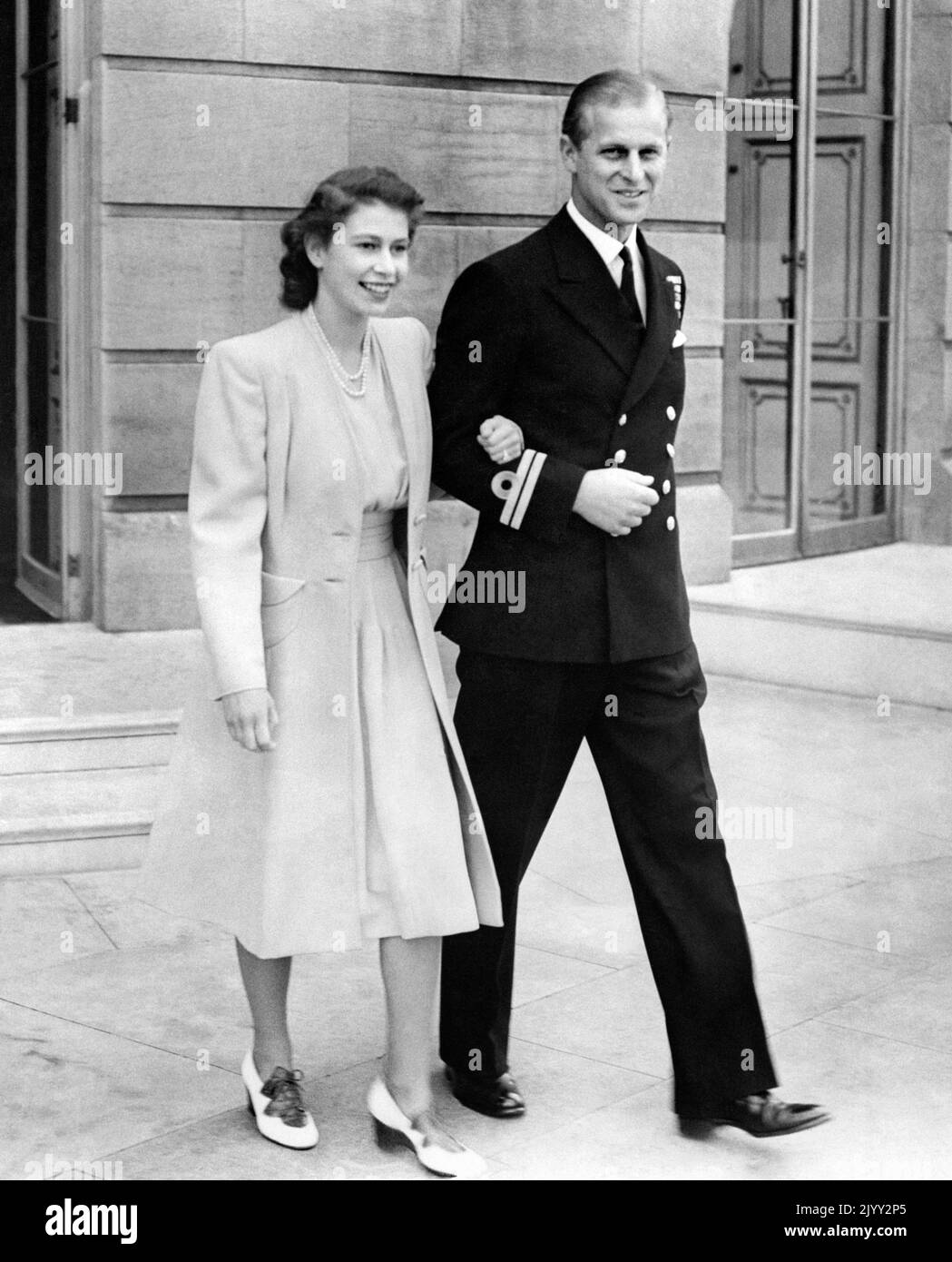 Datei-Foto vom 10/7/1947 von Prinzessin Elizabeth und Leutnant Philip Mountbatten im Buckingham Palace nach der Ankündigung ihrer Verlobung. Die Romanze von Prinz Philip von Griechenland und Prinzessin Elizabeth entstand aus einer Sommerbegegnung am Royal Naval College in Dartmouth im Jahr 1939. Philip, der erst 18 Jahre alt war, wurde der 13-jährigen Elizabeth im Haus des Kapitäns der Hochschule, später Admiral Sir Frederick Dalrymple-Hamilton, vorgestellt. Ausgabedatum: Donnerstag, 8. September 2022. Stockfoto Datei-Foto vom 10/7/1947 von Prinzessin Elizabeth und Leutnant Philip Mountbatten im Buckingham Palace nach der Ankündigung ihrer Verlobung. Die Romanze von Prinz Philip von Griechenland und Prinzessin Elizabeth entstand aus einer Sommerbegegnung am Royal Naval College in Dartmouth im Jahr 1939. Philip, der erst 18 Jahre alt war, wurde der 13-jährigen Elizabeth im Haus des Kapitäns der Hochschule, später Admiral Sir Frederick Dalrymple-Hamilton, vorgestellt. Ausgabedatum: Donnerstag, 8. September 2022. Stockfoto