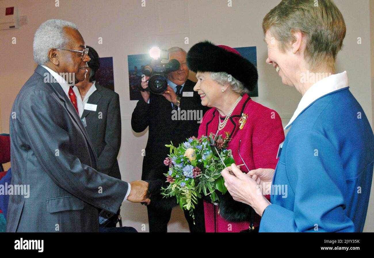 File photo dated 20/2/2004 of Queen Elizabeth II Meeting Broadcaster Sir Trevor McDonald, a Patron of Douglas House, a respite care Home for Young people with life-limitiering genetic conditions, Oxford. Ausgabedatum: Donnerstag, 8. September 2022. Stockfoto