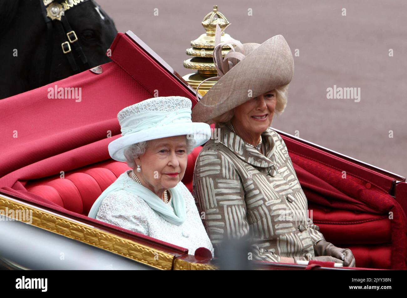Aktenfoto vom 5/6/2012 von Queen Elizabeth II. Und der Herzogin von Cornwall fahren in einer Kutsche zum Buckingham Palace entlang der Mall, London. Ausgabedatum: Donnerstag, 8. September 2022. Stockfoto