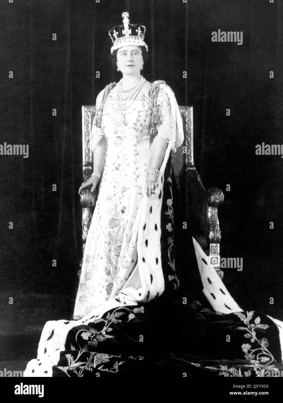 Aktenfoto vom 12/5/1937 von Königin Elizabeth mit ihrer Krone und ihren Krönungsroben. Ausgabedatum: Donnerstag, 8. September 2022. Stockfoto