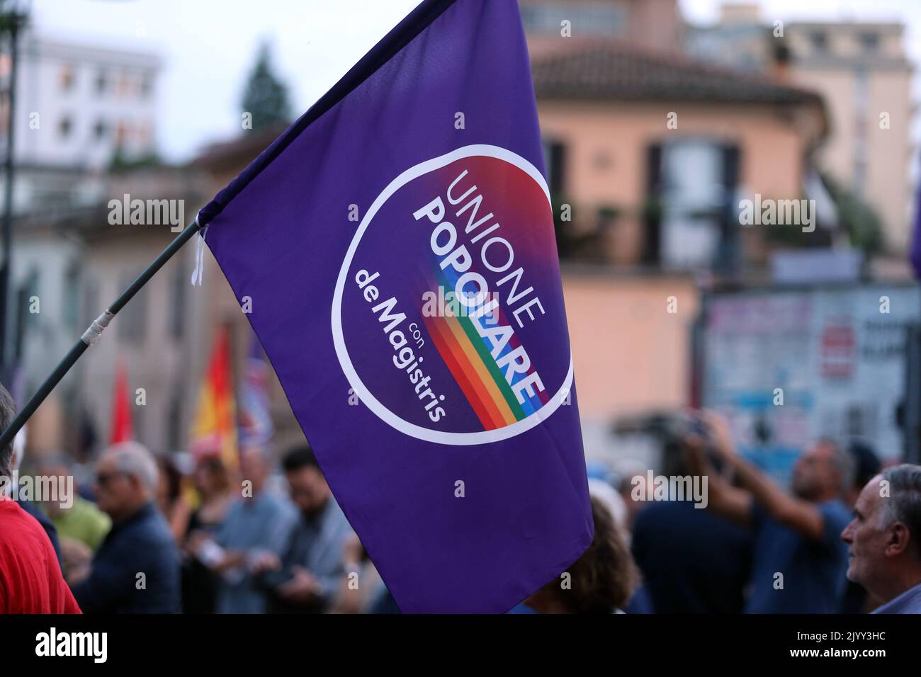 Frosinone, Italia - 8 settembre 2022: Elezioni politische, la bandiera di Unione Popola con de Magistris Stockfoto