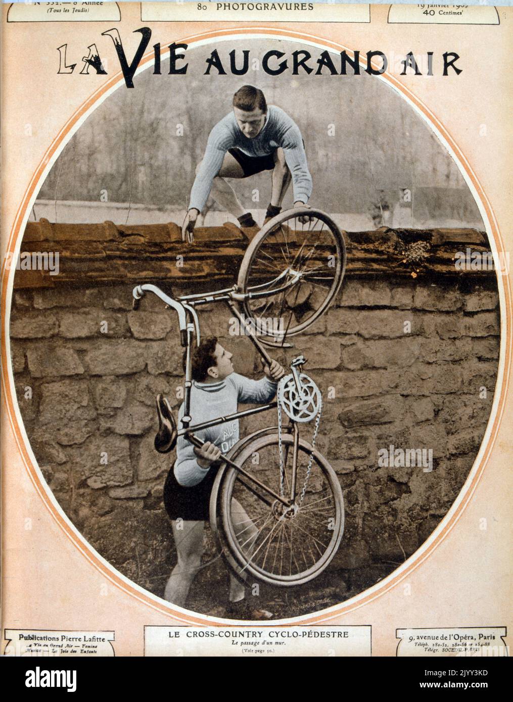 Vintage-Foto von zwei Männern beim Cross Country Cycling in Frankreich 1905 Stockfoto