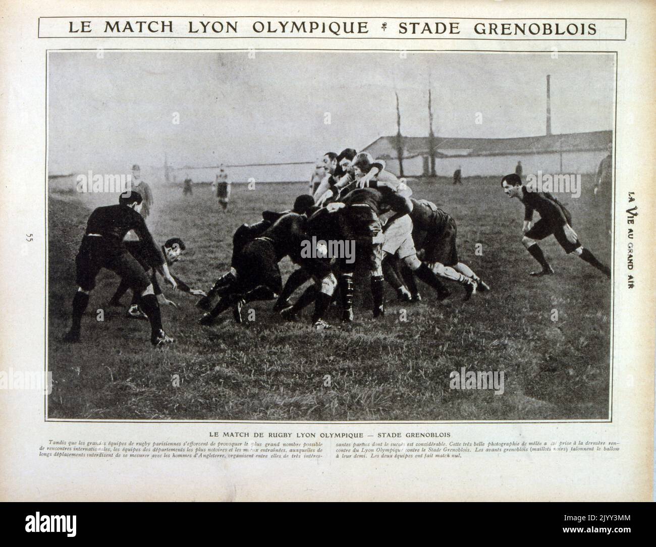 Französische Vintage-Fotografie von Rugby-Union-Spielern des Teams von Lyon Olympique in Aktion; 1905. Le LOU, wie es traditionell bekannt ist, ist einer der ältesten Sportvereine Frankreichs und einer der ersten außerhalb von Paris, der eine Rugby-Sektion gegründet hat. Der ursprüngliche Name des Clubs war Racing Club, das Ergebnis einer Fusion des Racing Club de Vaise und des Rugby Club de Lyon. Es wurde 1902 in Racing et Cercles Reunis umbenannt, nachdem mehrere andere Vereine ihm beigetreten waren, dann ein paar Monate später Lyon Olympique Stockfoto