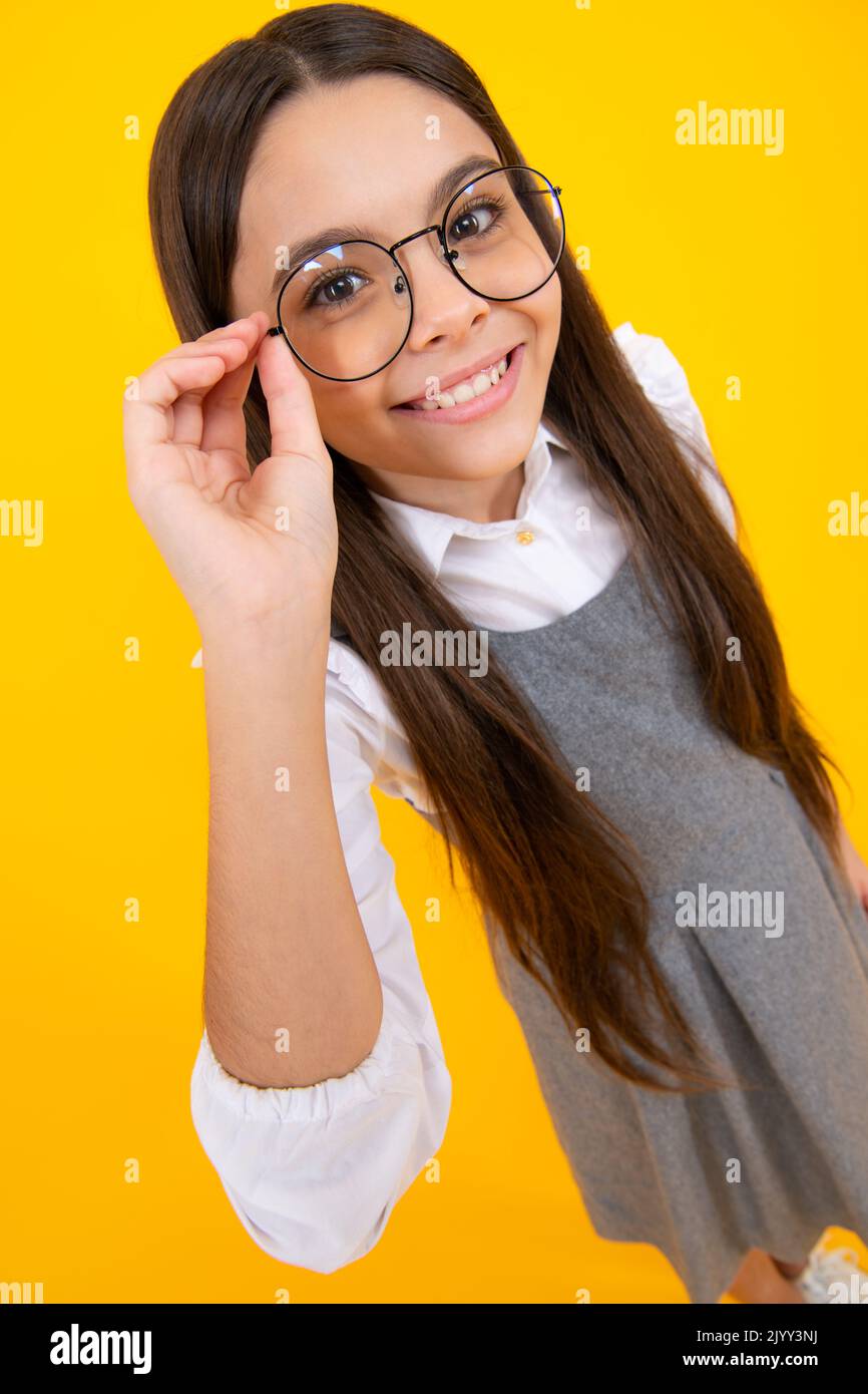 Porträt eines Teenagers Kind in einer Brille. Kind beim Augenblicktest. Mädchen hält Brillen und schaut auf die Kamera. Vision, Augenmessung für die Schule Stockfoto