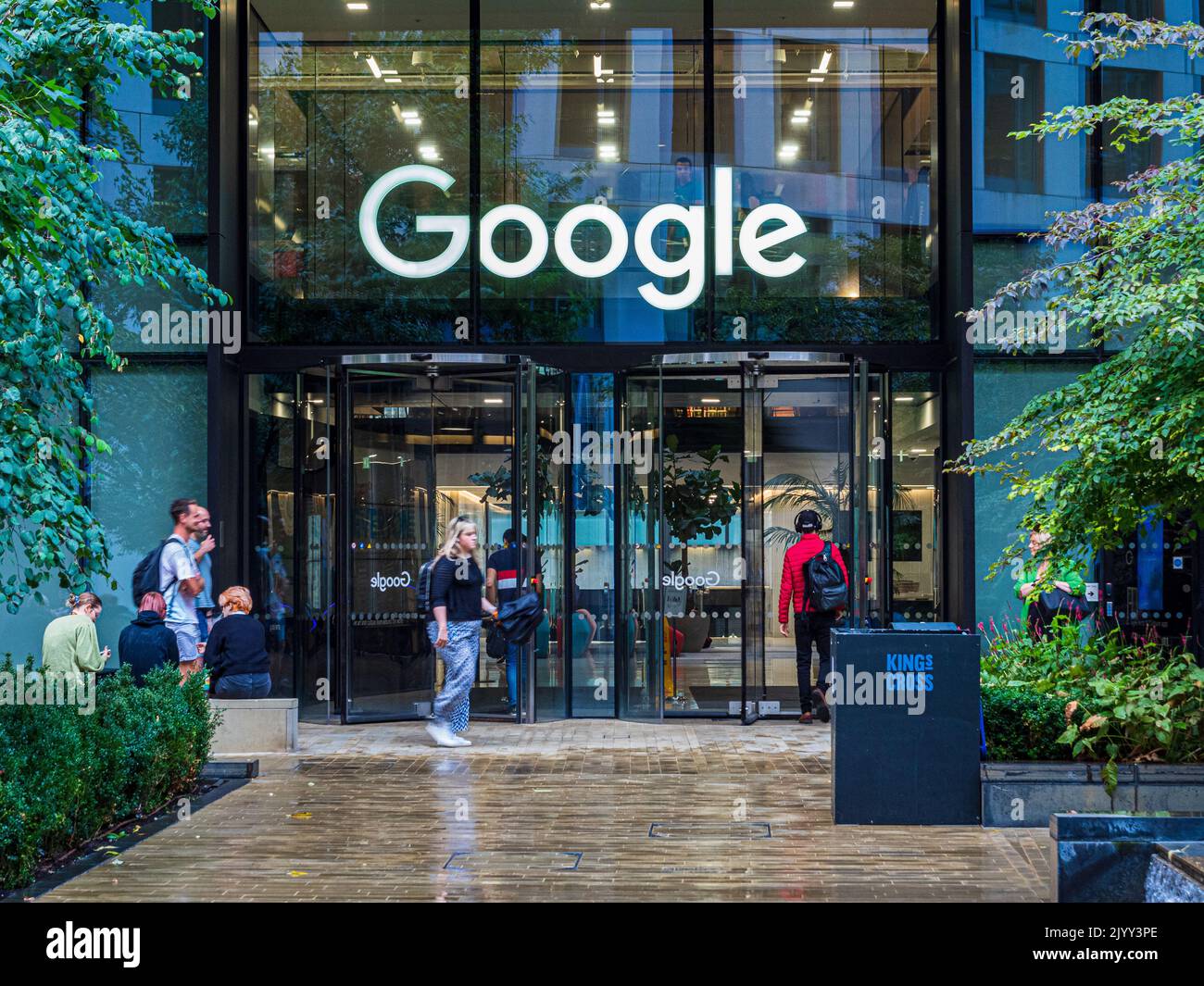 Google London HQ - die Büros von Google UK und Youtube London am 6 Pancras Square in der Nähe der King's Cross Station im Zentrum von London UK Stockfoto