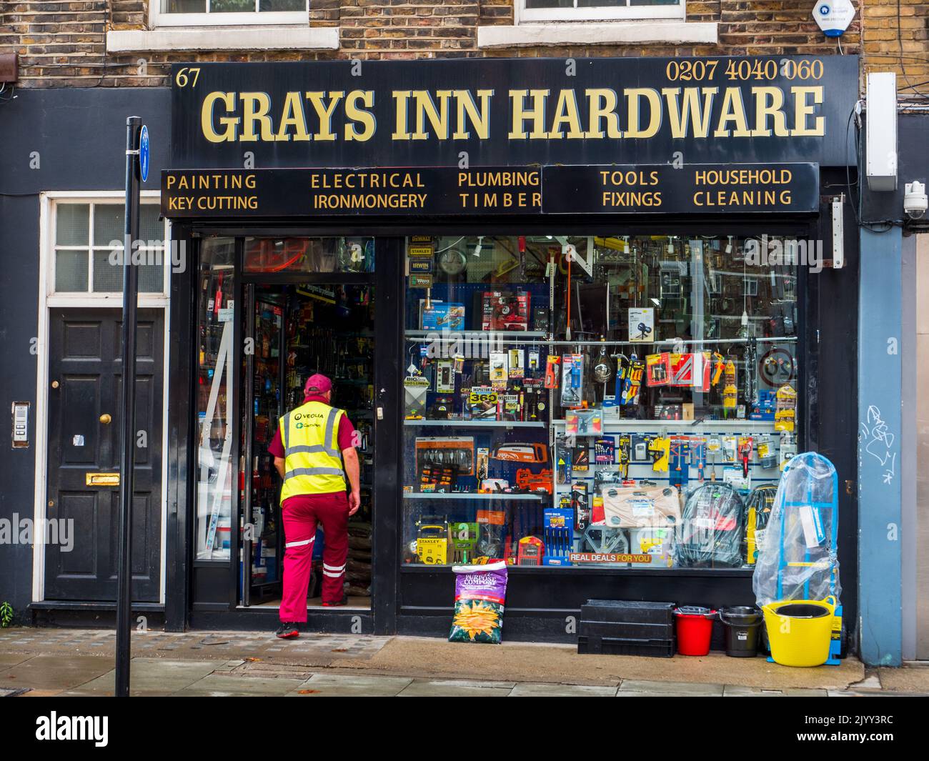 London Hardware Store - Grays Inn Eisenwarengeschäft an der Grays Inn Road im Zentrum von London. Stockfoto