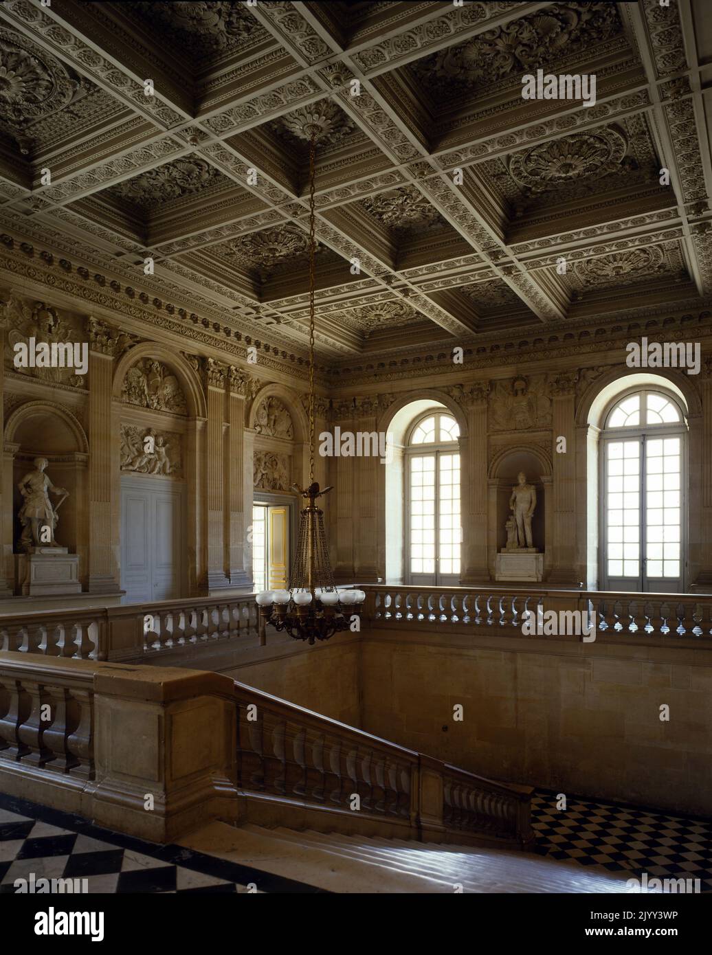 Das Schloss von Versailles (Chateau de Versailles), in der Region Ile-de-France in Frankreich. Versailles war ab 1682 der Sitz der politischen Macht im Königreich Frankreich, als König Ludwig XIV. Den königlichen Hof von Paris verlegte, bis die königliche Familie im Oktober 1789 gezwungen wurde, in die Hauptstadt zurückzukehren Stockfoto
