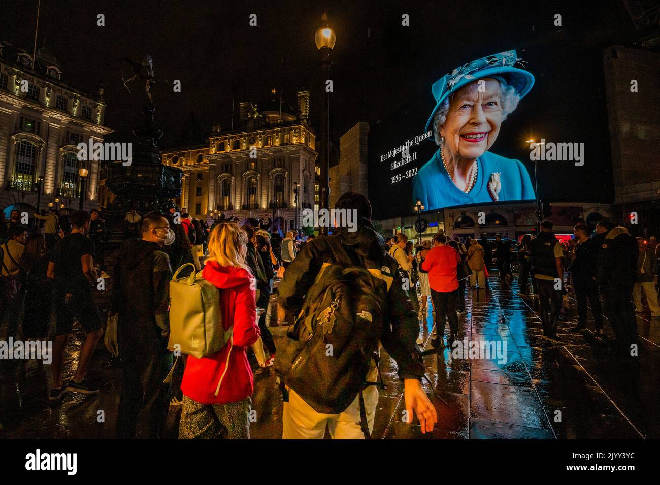 London, Großbritannien. 8. September 2022. Die Piccadilly Lights werden von Anzeigen befreit und zeigen eine Hommage an die Königin. Königin Elizabeth die zweite ist in ihrem Platin-Jubillee-Jahr tot. Die Ankündigung kam heute Abend früh von Balmoral Castle. Kredit: Guy Bell/Alamy Live Nachrichten Stockfoto