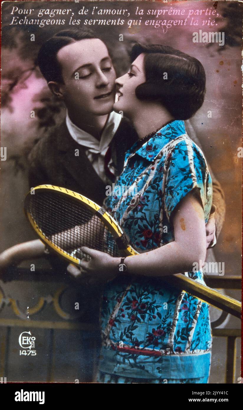 Romantisches Paar auf einer Vintage-Postkarte mit Tennismotiv um 1900 dargestellt Stockfoto