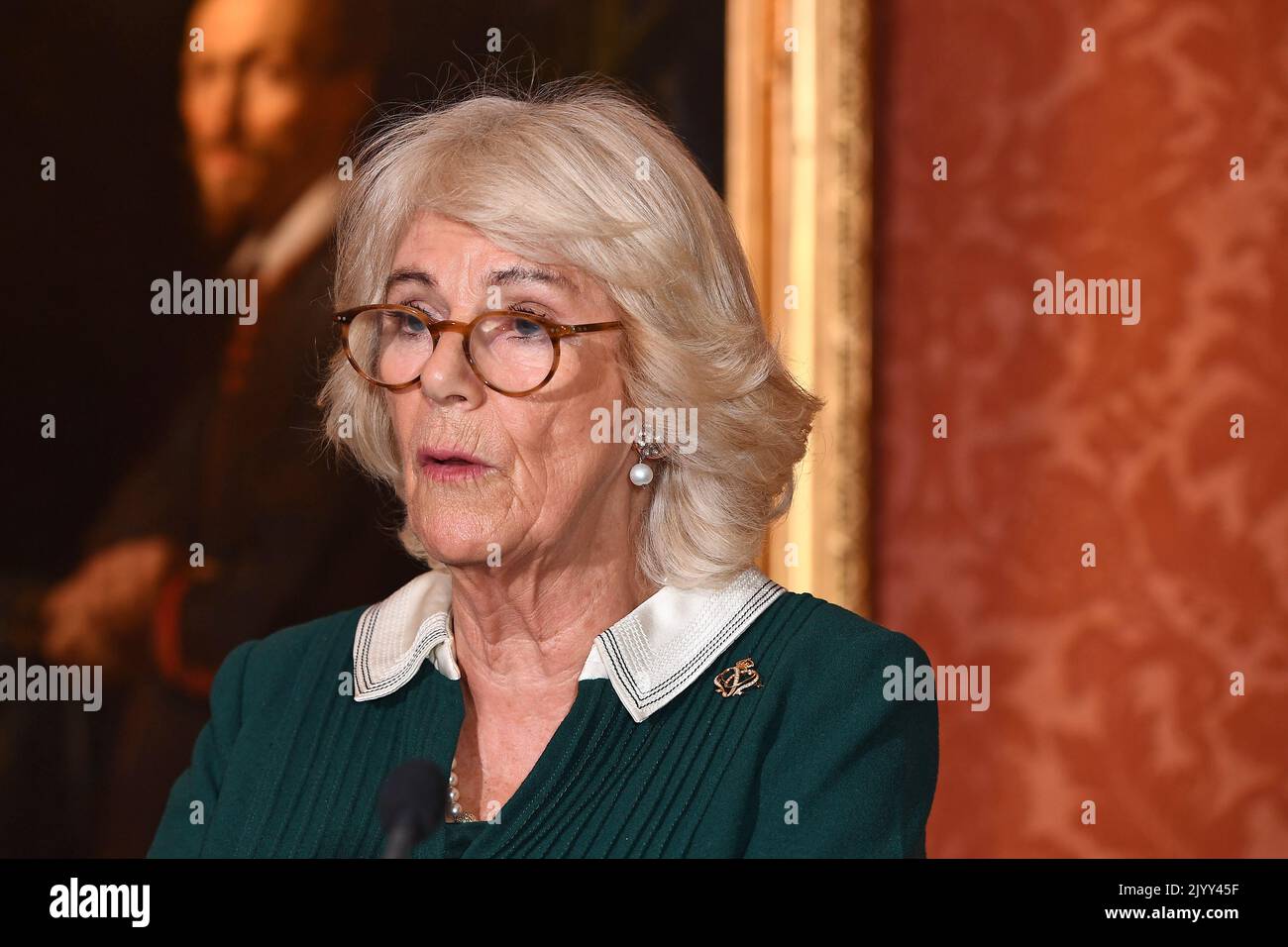 File photo dated 31/10/2019 of the Duchess of Cornwall speaking during a reception for winners of the Queen's Commonwealth Essay Competition at Buckingham Palace in London. Nach dem Tod der Königin Camilla ist, wie die Frau des Königs, die Königin und ihr Stil ist jetzt Ihre Majestät und nicht ihre königliche Hoheit. Sie ist eine Königin-Gemahlin, ebenso wie die Königin-Mutter, und nicht eine Königin-Regnant, die in ihrem eigenen Recht regiert, wie Elizabeth II. Ausgabedatum: Donnerstag, 8. September 2022. Stockfoto