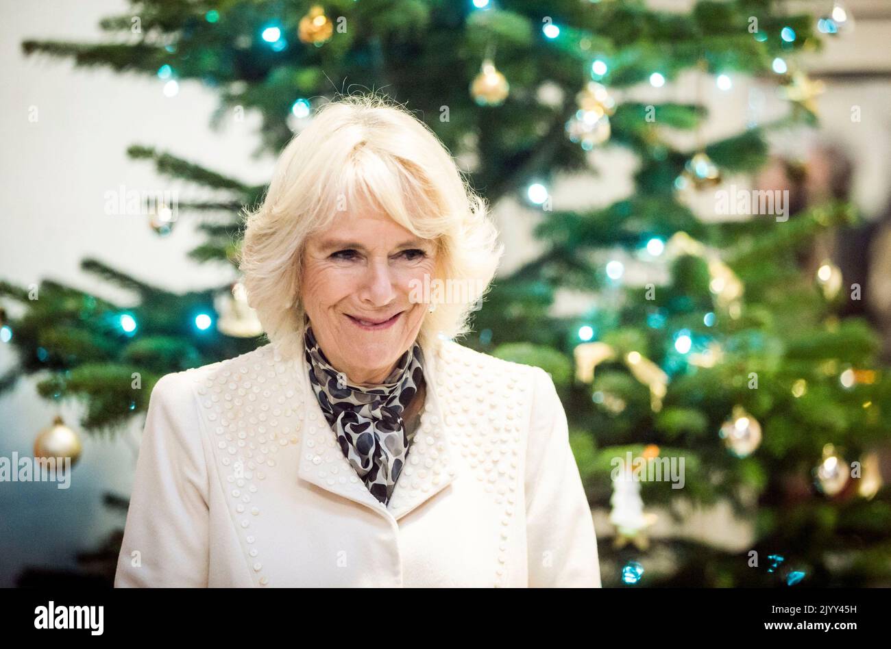 File photo dated 8/12/2017 of the Duchess of Cornwall during a visit to the Emmaus Charity's Megastore in Preston, where she met previously obdachlos men and Women, staff and Volunteers. Nach dem Tod der Königin ist Camilla als Frau des Königs die Königin, und ihr Stil ist jetzt eher Ihre Majestät als Ihre königliche Hoheit. Sie ist eine Königin-Gemahlin, ebenso wie die Königin-Mutter, und nicht eine Königin-Regnant, die in ihrem eigenen Recht regiert, wie Elizabeth II.. Ausgabedatum: Donnerstag, 8. September 2022. Stockfoto