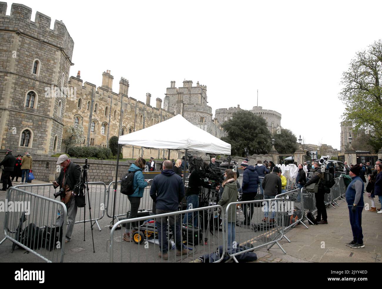 Foto der Akte vom 10/4/2021 von Medien außerhalb von Windsor Castle, Bekshire, nach der Ankündigung des Todes des Herzogs von Edinburgh im Alter von 99 Jahren. Ausgabedatum: Donnerstag, 8. September 2022. Stockfoto