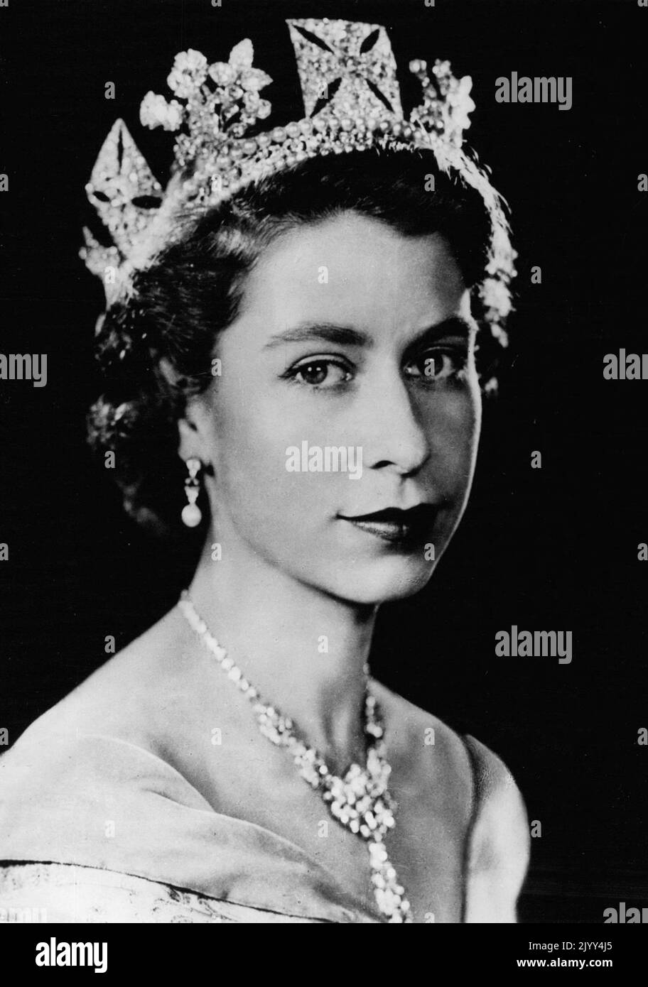 1. Nov 1952 - London, England, Vereinigtes Königreich - das erste Kommandoporträt Ihrer Majestät Königin Elizabeth II. Seit Thronbesteigung. Königin Elizabeth II trägt ein Kleid aus Elfenbeinbrokat, das mit Gold- und türkisfarbenem Faden und türkisfarbenem Samtausschnitt gewebt ist. Sie trägt auch die Schärpe und den Stern des Strumpfordens, die Halskette, die ihr als Hochzeitsgeschenk vom Nizam von Hyderabad geschenkt wurde, und einen Ring aus Diamanten und Perlen. Der Kreis, der in einem Muster aus Kreuzpattees und dem Schamrock, Rose und Distel, angeordnet ist, wird seit Königin Victor von den englischen Königinnen getragen Stockfoto