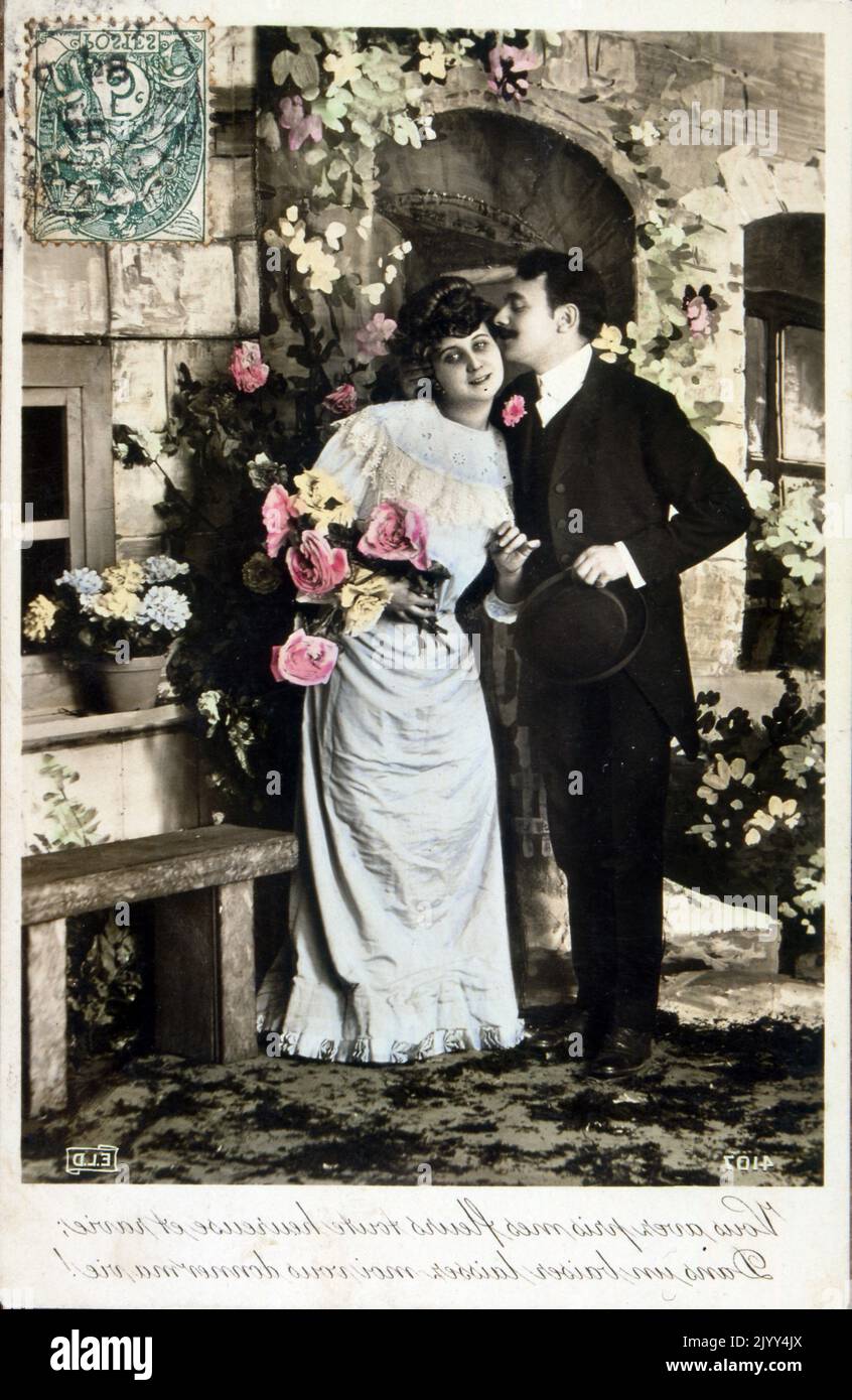 Vintage französische Postkarte, die ein Foto eines romantischen Paares zeigt Stockfoto