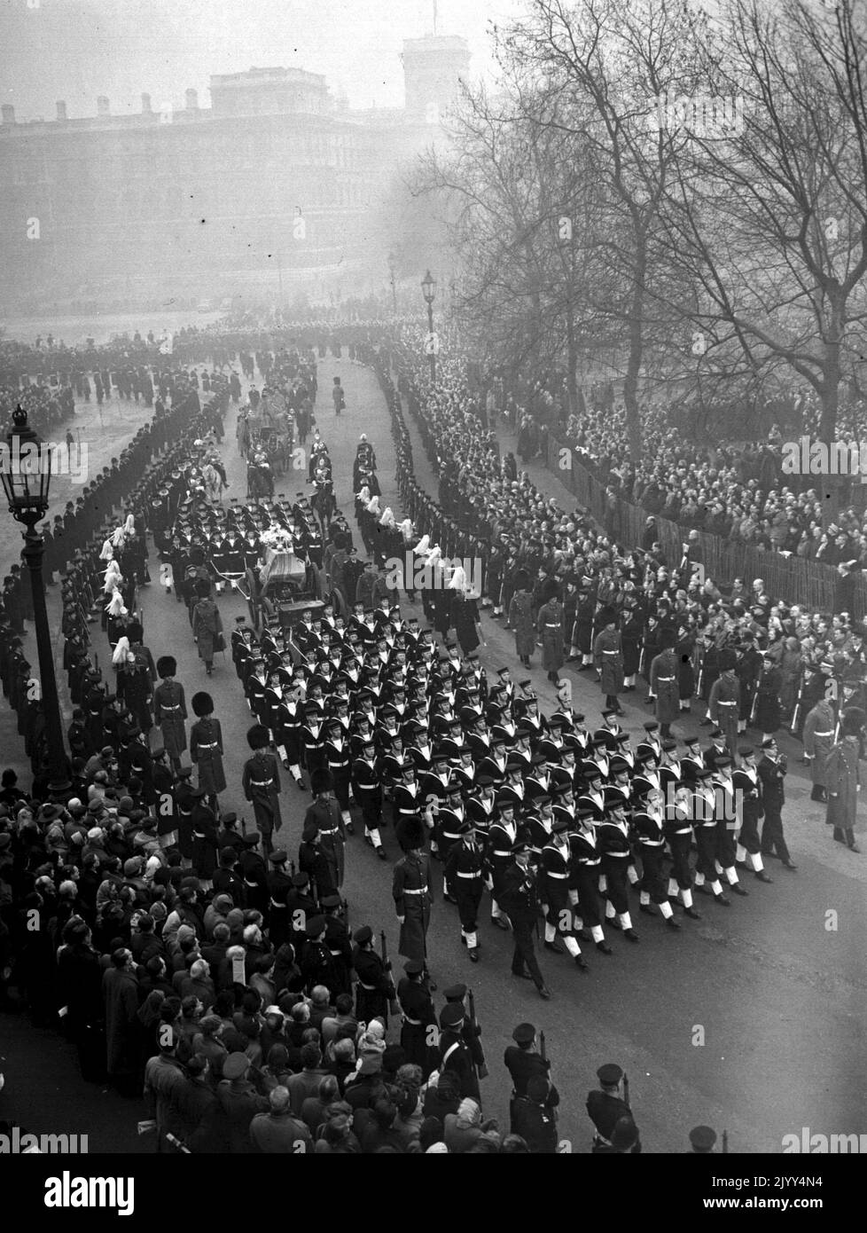Aktenfoto vom 15/2/1953 des Begräbnisses von König George VI, der auf einem Waffenwagen von der Horse Guards Parade in die Mall auf dem Weg zur Paddington Station zog. Ausgabedatum: Donnerstag, 8. September 2022. Stockfoto