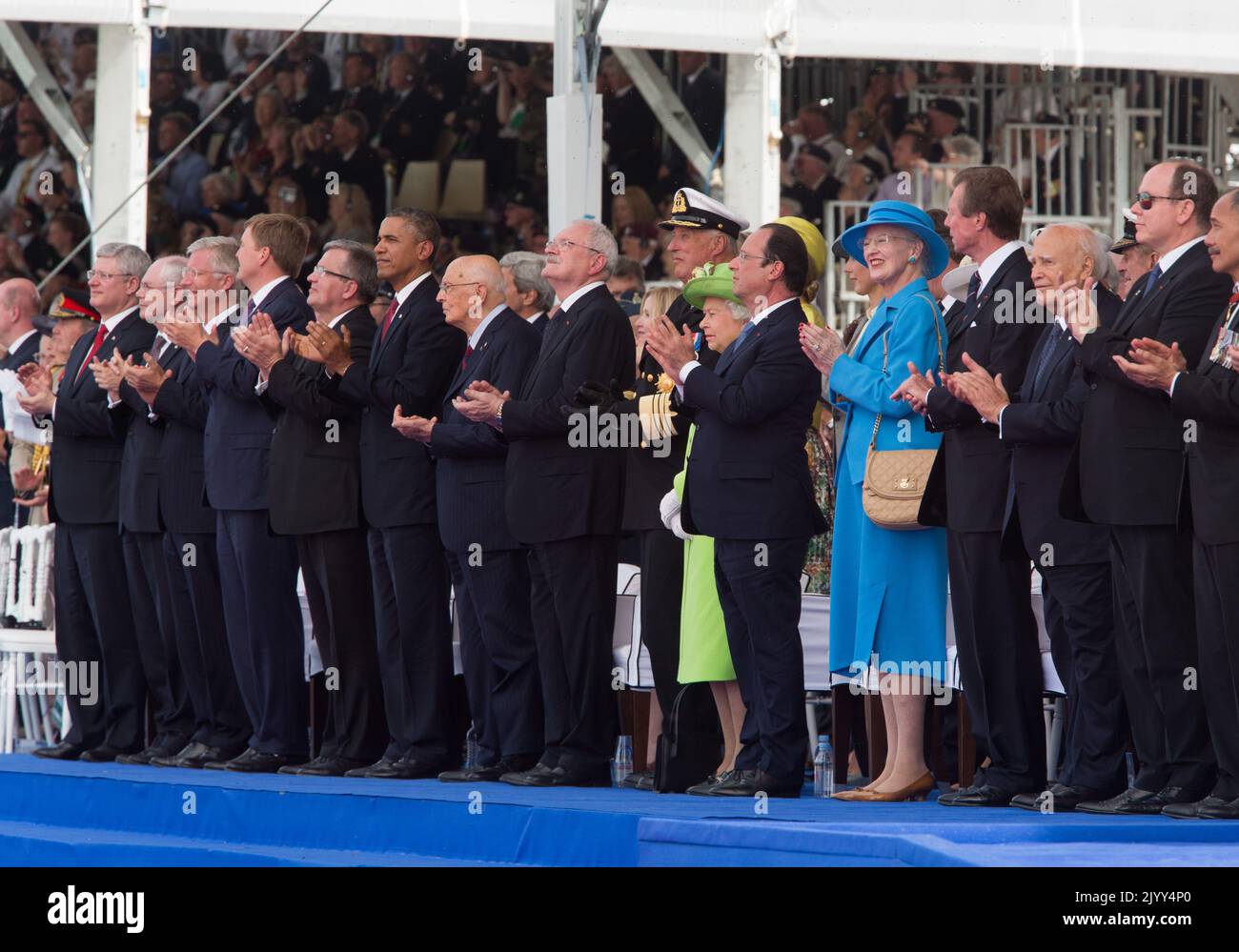 20140606 - OUISTREHAM, FRANKREICH: Kanadas Premierminister Stephen Harper, der Präsident des Europäischen Rates Herman Van Rompuy, König Philippe - Filip von Belgien, der niederländische König Willem-Alexander, der polnische Präsident Bronislaw Komorowski, US-Präsident Barack Obama, Italiens Präsident Giorgio Napolitano, der slowakische Präsident Ivan Gasparovic, Norwegens König Harald V., die britische Königin Elizabeth II, Der französische Präsident Francois Hollande und die dänische Königin Margrethe und der Großherzog Henri aus Luxemburg nehmen an einer Zeremonie Teil, die im Rahmen der Ereignisse anlässlich des 70.. Jahrestages der Landung der Alliierten im Zweiten Weltkrieg in der Normandie stattfinden wird Stockfoto