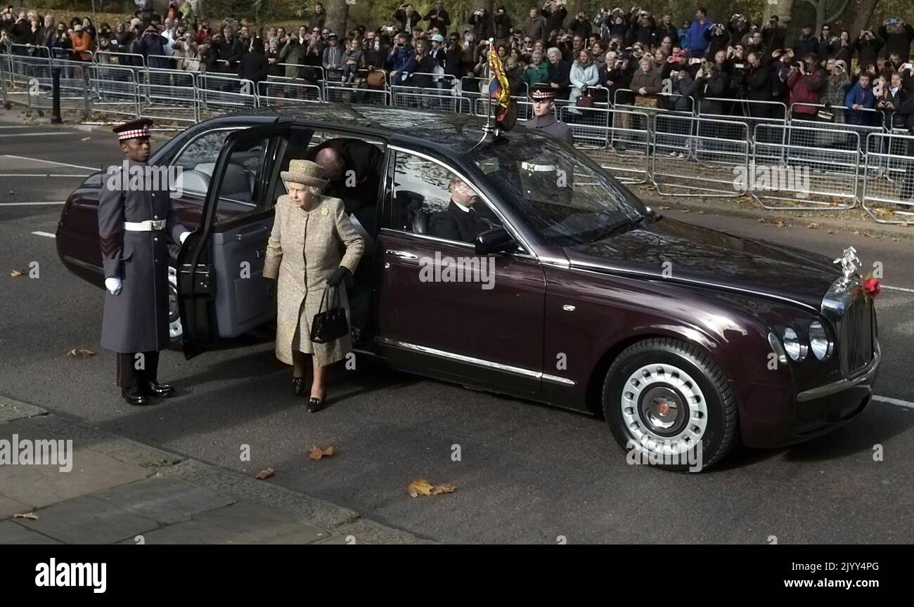 20141106 - LONDON, VEREINIGTES KÖNIGREICH: Die britische Königin Elizabeth II. Ist zu einem königlichen Besuch bei der Einweihung des Gedenkhauses "Flanders Fields Memorial Garden" zum Ersten Weltkrieg in London, Vereinigtes Königreich, am Donnerstag, den 06. November 2014, eingetroffen. BELGA FOTO ERIC LALMAND Stockfoto