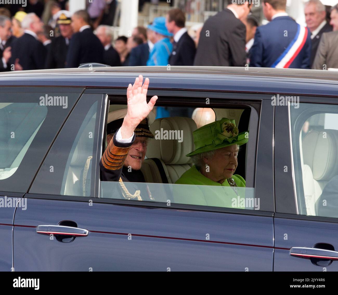 20140606 - OUISTREHAM, FRANKREICH: Prinz Philip, Herzog von Edinburgh und die britische Königin Elizabeth II., abgebildet während einer Zeremonie anlässlich des 70.. Jahrestages der Landung der Alliierten im Juni 1944 in der Normandie, in Ouistreham, Frankreich, Freitag, 06. Juni 2014. BELGA FOTO POOL ALAIN ROLLAND Stockfoto