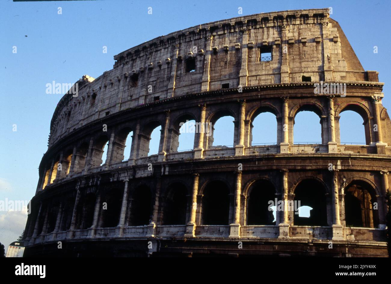 Das Kolosseum oder das Kolosseum Amphitheater, im Zentrum der Stadt Rom, Italien. Es ist das größte Amphitheater, das je gebaut wurde, und besteht aus Travertin, Tuff und Ziegelbeton. Das Kolosseum befindet sich östlich des Forum Romanum. Der Bau begann unter Kaiser Vespasian im Jahre 72 n. Chr. und wurde 80 n. Chr. unter seinem Nachfolger und Erben Titus abgeschlossen. Stockfoto