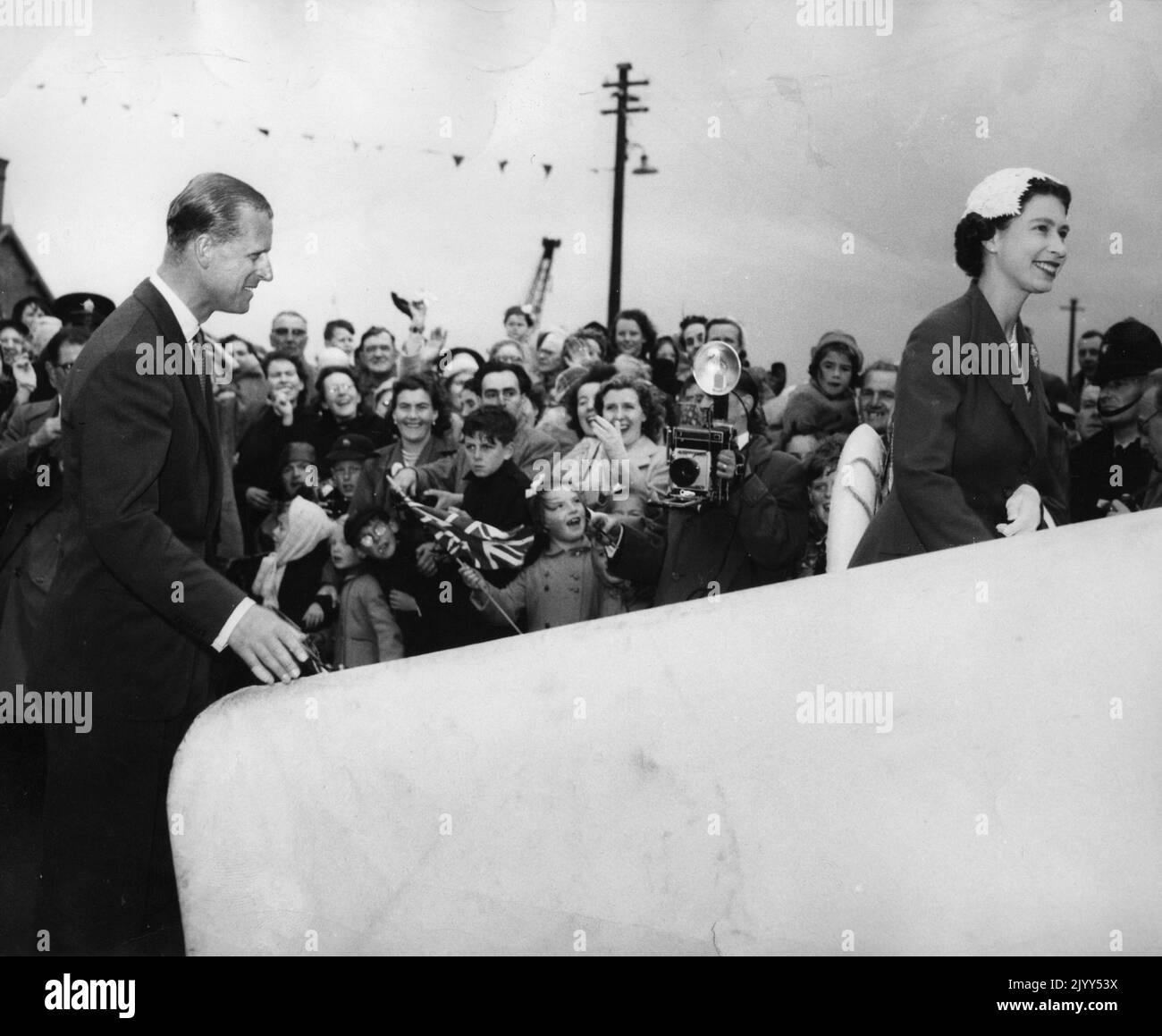 Datei-Foto vom 11/8/1956 von Queen Elizabeth II und dem Herzog von Edinburgh an Bord der Royal Yacht Britannia in Barrow-in-Furness, als sie auf eine Urlaubskreuzfahrt zu den westlichen Inseln von Schottland aufmachten. Ausgabedatum: Donnerstag, 8. September 2022. Stockfoto