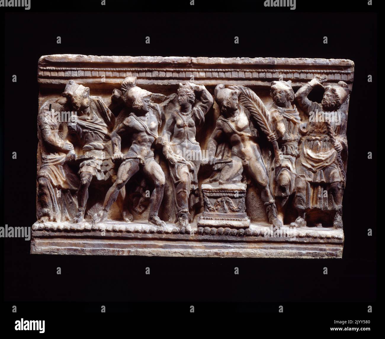 Soldaten auf der Alabasterurne von Volterra, einem etruskischen Kunstwerk aus dem 2.. Jahrhundert v. Chr. dargestellt. Volterra ist eine ummauerte Bergstadt in der Toskana, deren Geschichte vor dem 7.. Jahrhundert v. Chr. datiert Stockfoto
