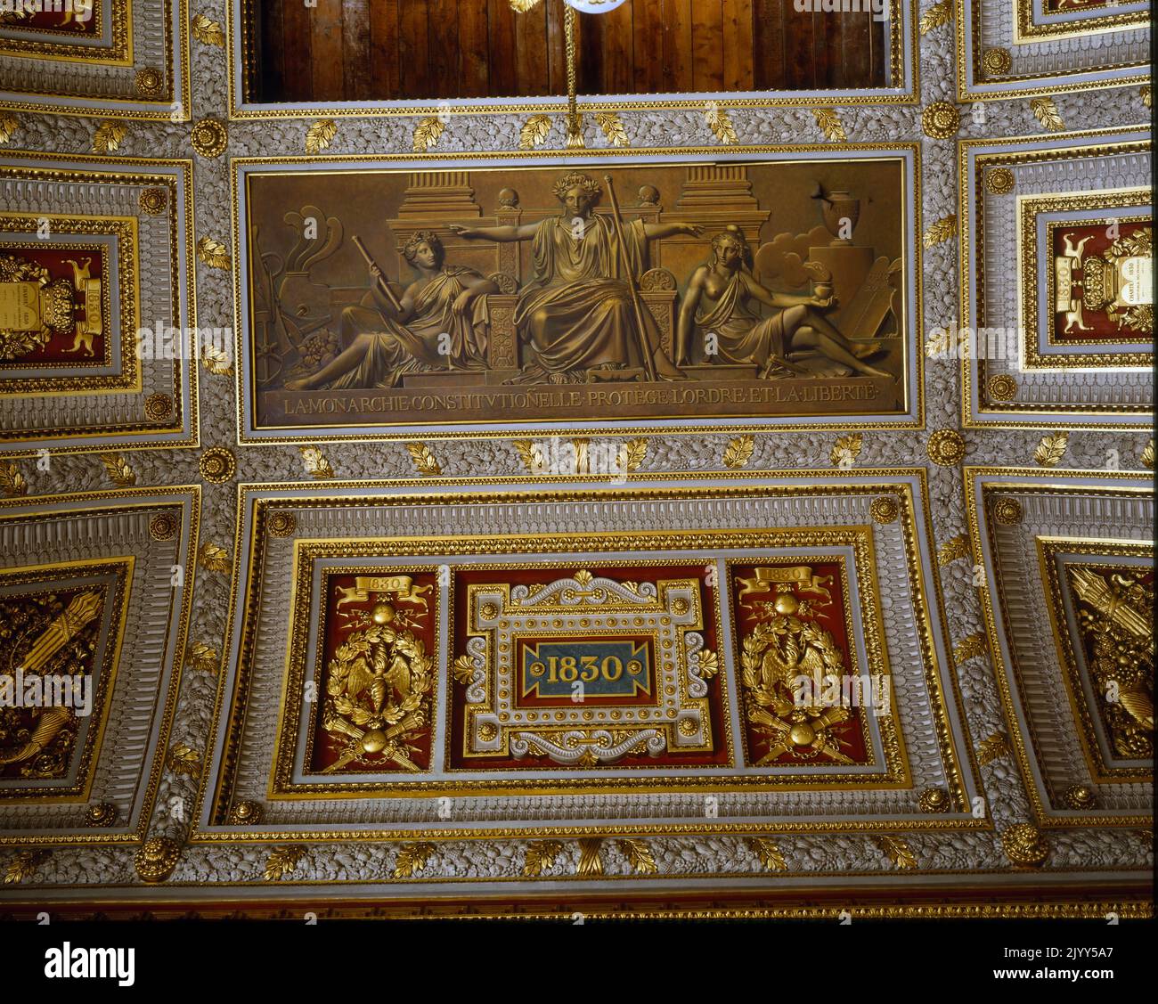 Detail aus der Salle de 1830, Schloss Versailles. Versailles war ein königliches Schloss in der Region Ile-de-France in Frankreich. Versailles war ab 1682 der Sitz der politischen Macht im Königreich Frankreich, als König Ludwig XIV. Den königlichen Hof von Paris verlegte, bis die königliche Familie im Oktober 1789, innerhalb von drei Monaten nach Beginn der Französischen Revolution, gezwungen wurde, in die Hauptstadt zurückzukehren. Im 19.. Jahrhundert wurde auf Geheiß von Louis-Philippe I., der 1830 den Thron bestieg, in Versailles das Museum für Geschichte Frankreichs gegründet. Der gesamte zweite Stock (Premier Etage) des A Stockfoto