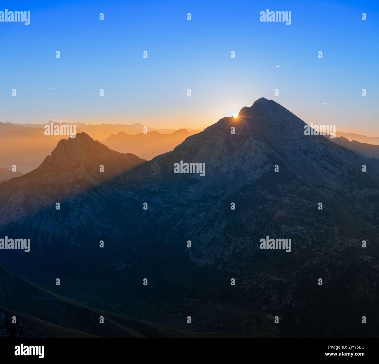 Sonnenaufgang in den Alpen Stockfoto