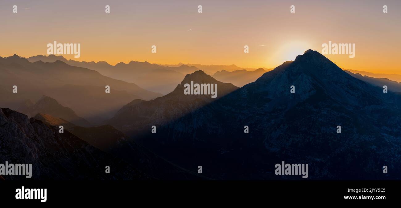 Sonnenaufgang in den Alpen Stockfoto