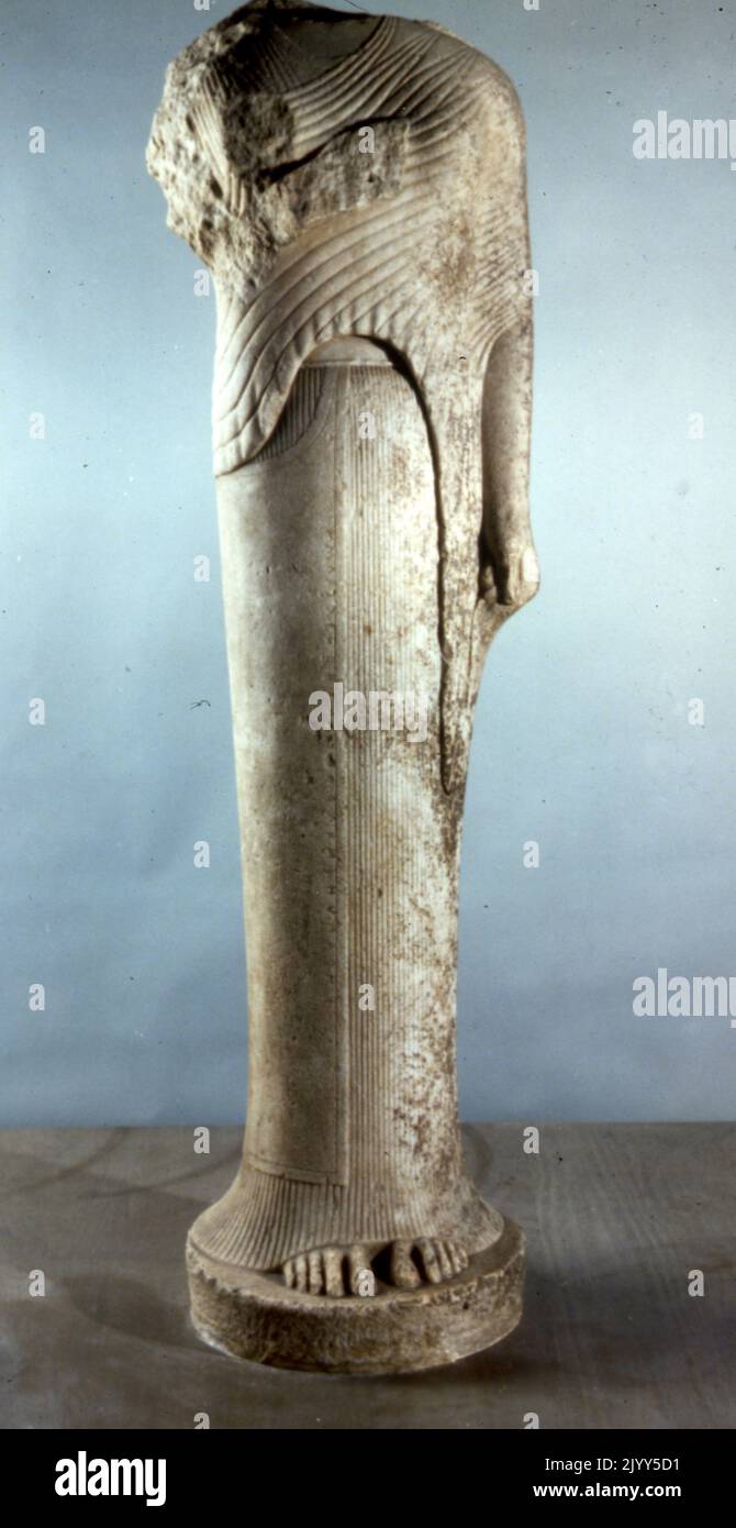 Hera von Samos (570 v. Chr.), archaische griechische Kunst.die monumentale Statue eines jungen Mädchens, das einen Chiton (eine fein plissierte Leinentunika), einen himation (Wollmantel) und einen Schleier trägt, ist typisch für archaische Korai. Sie war Teil einer Statuengruppe, die Cheramyes, ein ionischer Aristokrat, der Göttin Hera für ihren Tempel auf Samos angeboten hatte. Stockfoto