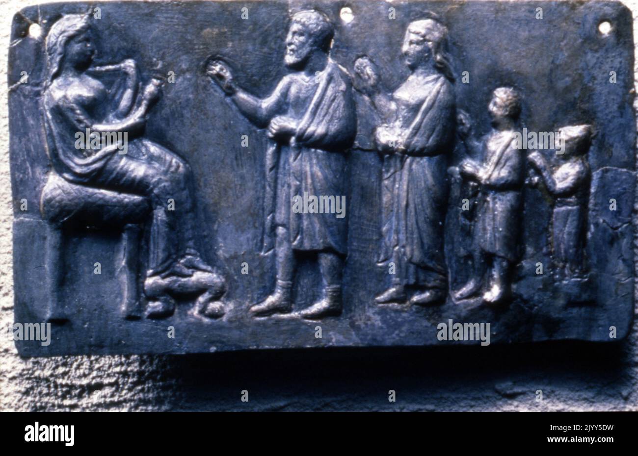 Thrakische silberne Votivtafel, auf der Figuren einer Familie abgebildet sind, die die Statue einer sitzenden Göttin anbeten. Altgriechisch, Relief. 4.. Jahrhundert v. Chr. Stockfoto