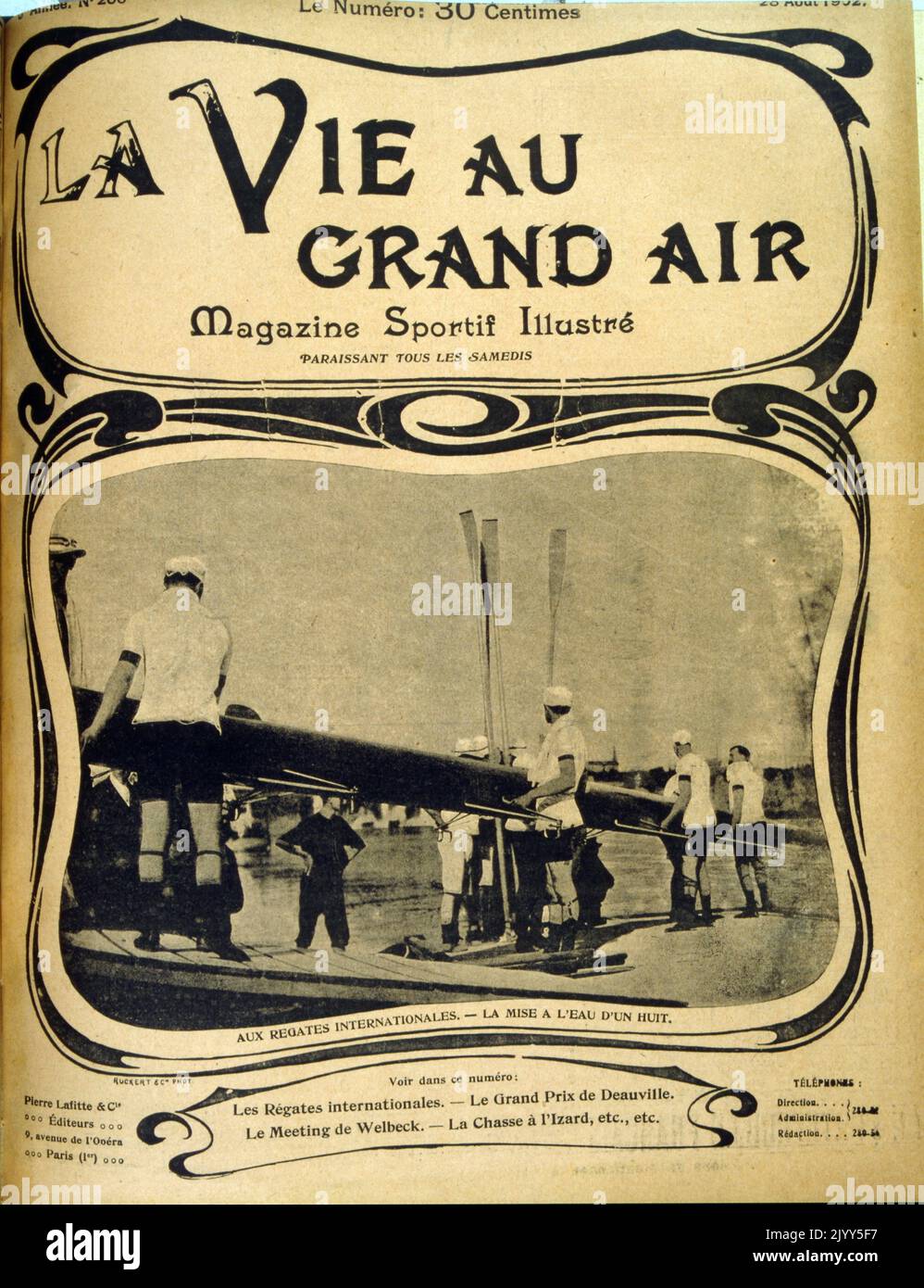 Vintage-Foto mit Kanufahrern, die ein umgedrehter Kanu tragen. 1902 Stockfoto