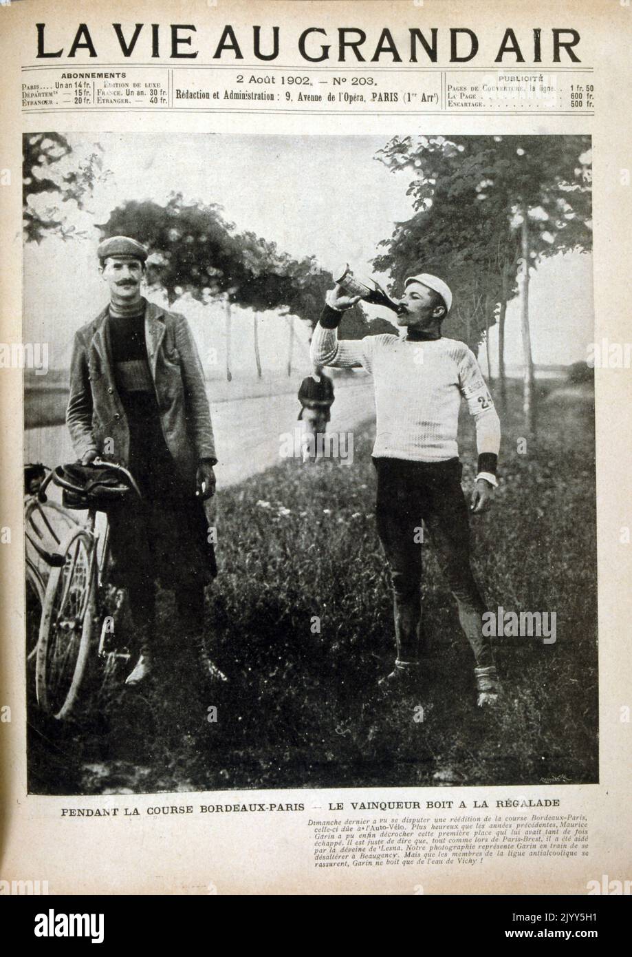 Foto von Garin bei einem Drink, bevor er das Bordeaux-Paris gewann, ein Rennen von 500 km von Südwestfrankreich 1902 .Maurice-Francois Garin, (1871 - 1957), ein in Italien geborener französischer Rennrad-Rennfahrer, der vor allem für den Gewinn der ersten Tour de France im Jahr 1903 bekannt ist, Und dafür, dass er bei der zweiten Tour 1904 zusammen mit acht anderen wegen Betrugs seines Titels beraubt wurde. Stockfoto