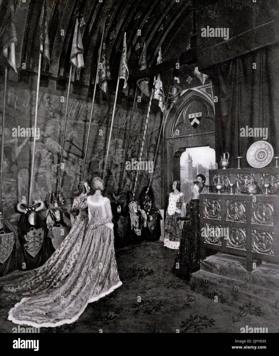 Gemälde mit dem Titel „Before the Tournament“, das eine mittelalterliche Waffenkammer und Kostüme der Zeit darstellte. Stockfoto