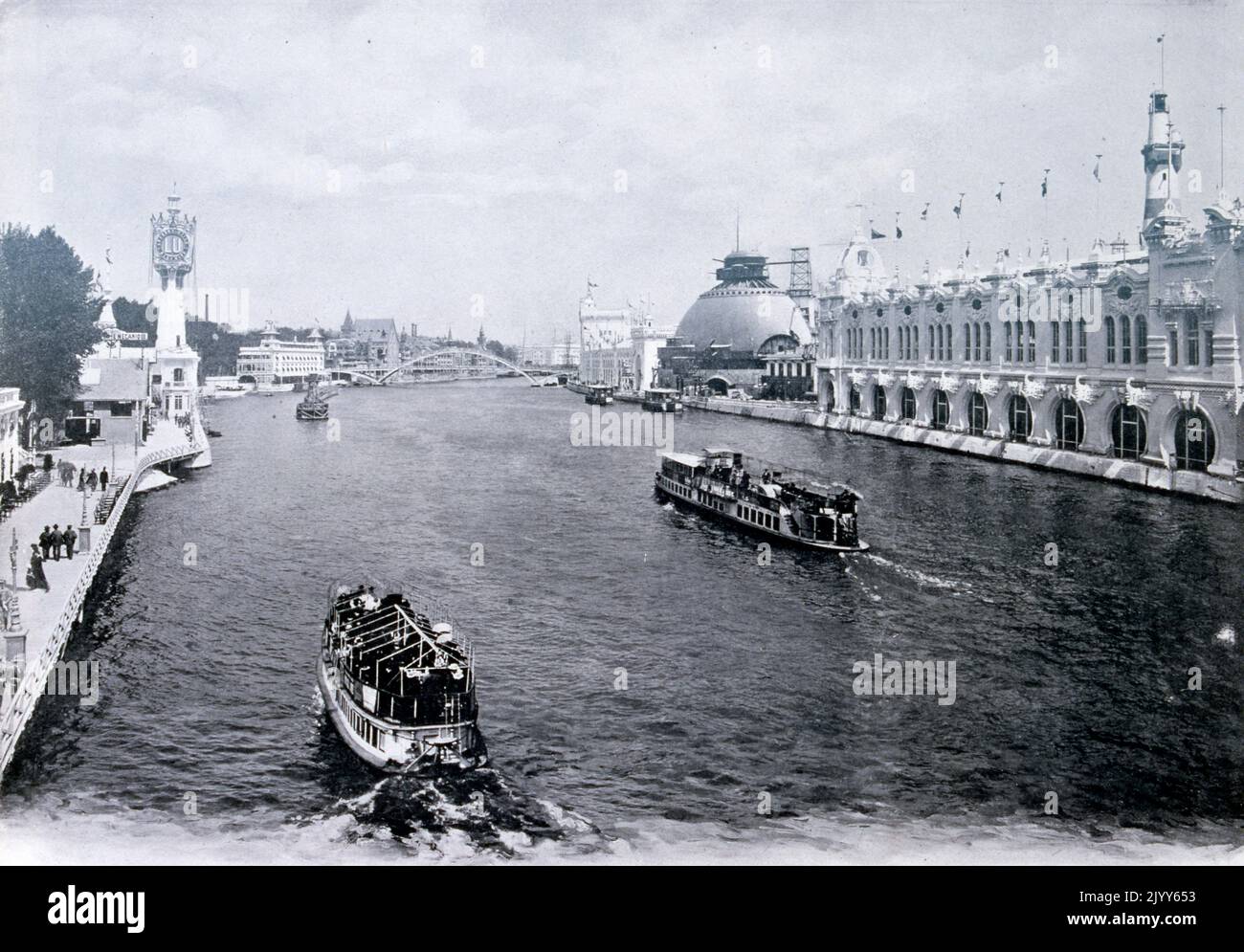 Ausstellung Universelle (Weltausstellung) Paris, 1900; Schwarz-Weiß-Fotografie; Blick auf die seine von der Pont D'Iena. Stockfoto