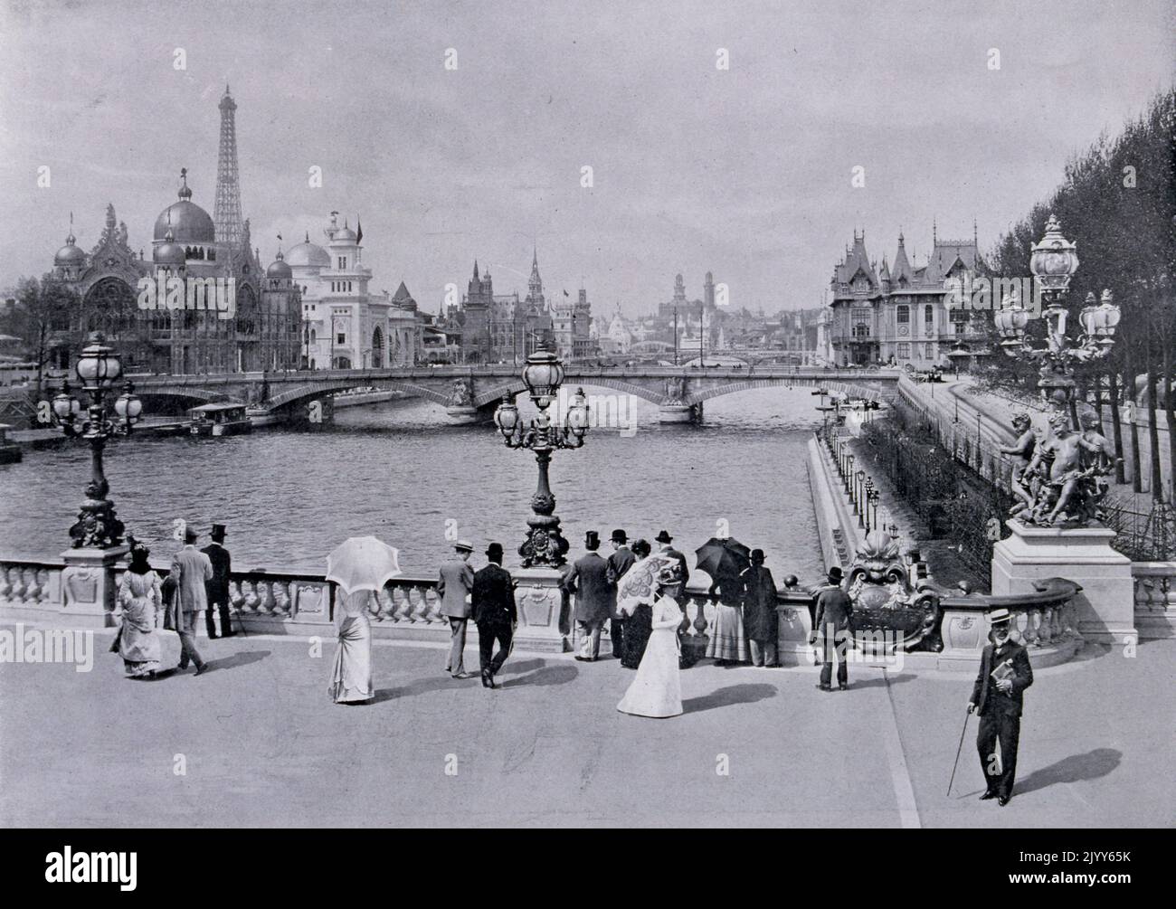 Ausstellung Universelle (Weltausstellung) Paris, 1900; Gemälde mit Blick auf die seine, aufgenommen von le Pont Alexandre III Stockfoto