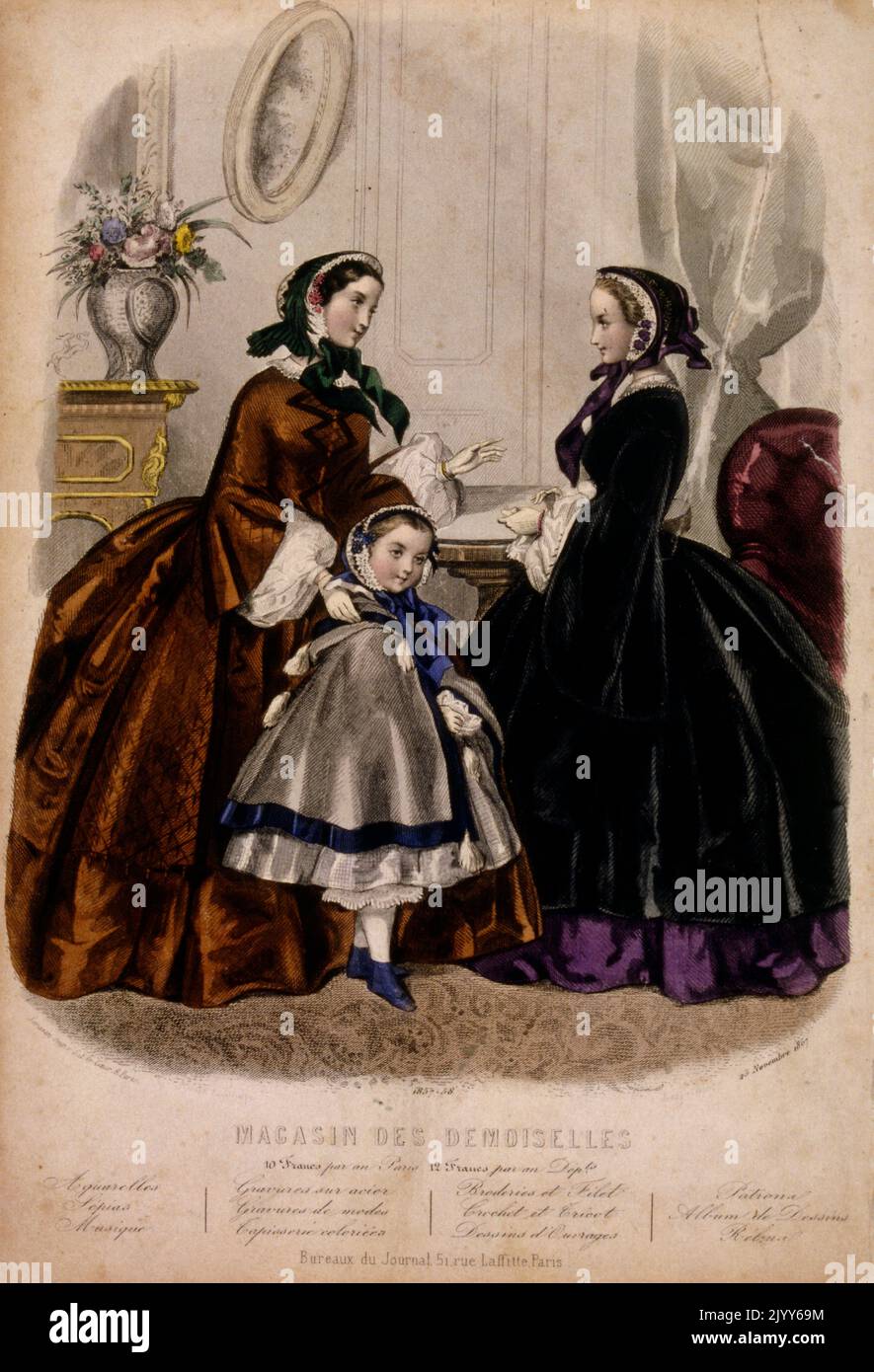 Bild aus der Publikation Bureaus du Journal, 51 Rue Laffite, Paris; zeigt eine Mutter mit ihrem kleinen Kind beim Einkauf von Kleidung in einer Modeabteilung. Stockfoto