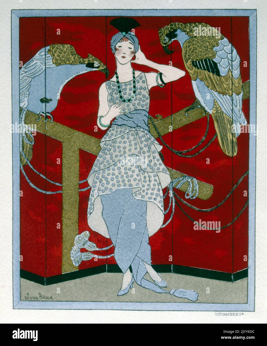 Montiert Illustration einer Dame in einem grau-weißen Outfit mit einem Rückentropfen eines Designs exotischer Vögel an einer roten Wand; von J. V. Brock Stockfoto