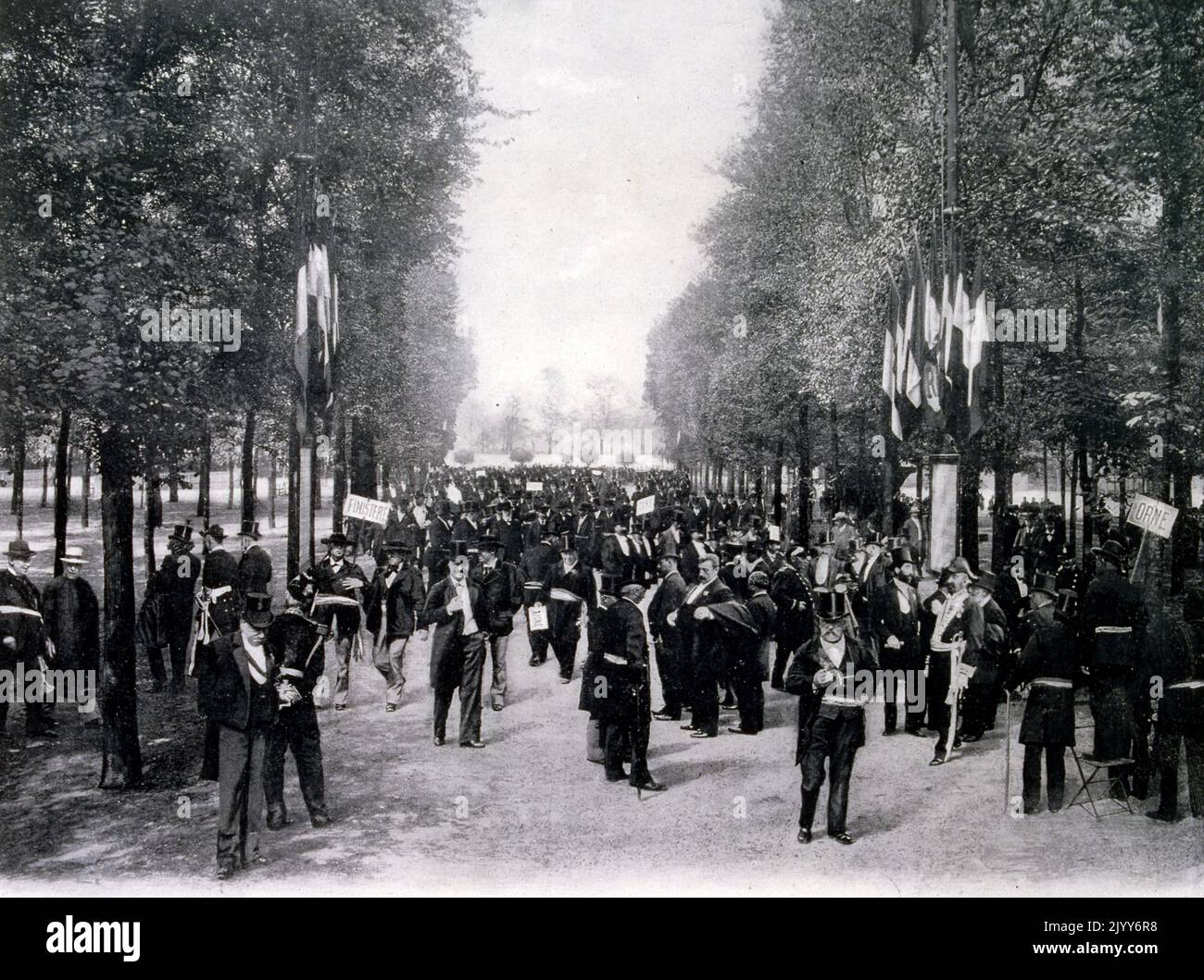 Ausstellung Universelle (Weltausstellung) Paris, 1900; eine Menge Beamter, die an dem großen Bankett des Präsidenten der Republik teilgenommen hatten. Spaziergang in den Gärten in der Nähe des Festzeltzeltbeete. Stockfoto